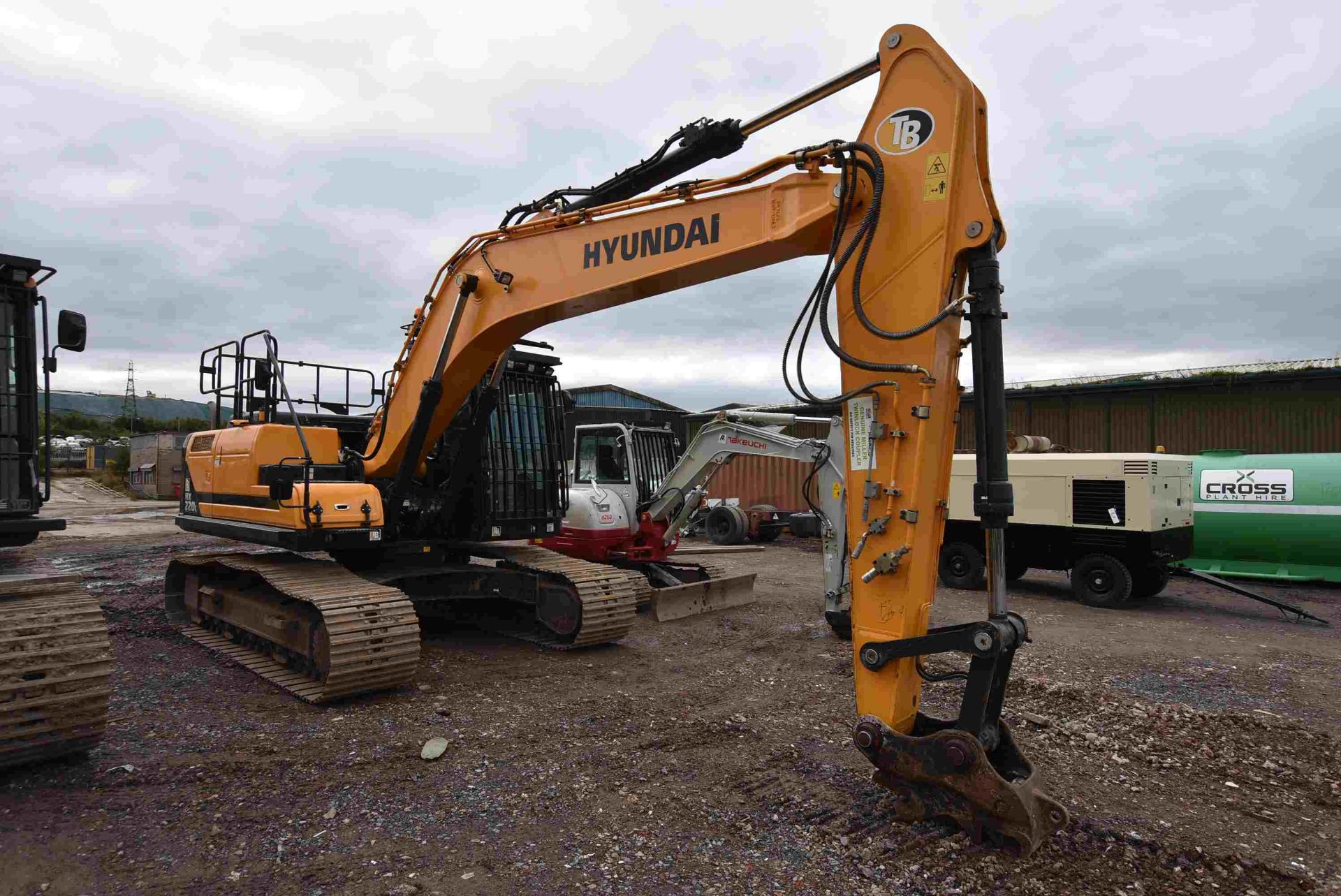 Hyundai HX220L 22T TRACKED EXCAVATOR, VIN HHKHK601KJ000781, year of manufacture 2018, indicated - Image 2 of 7