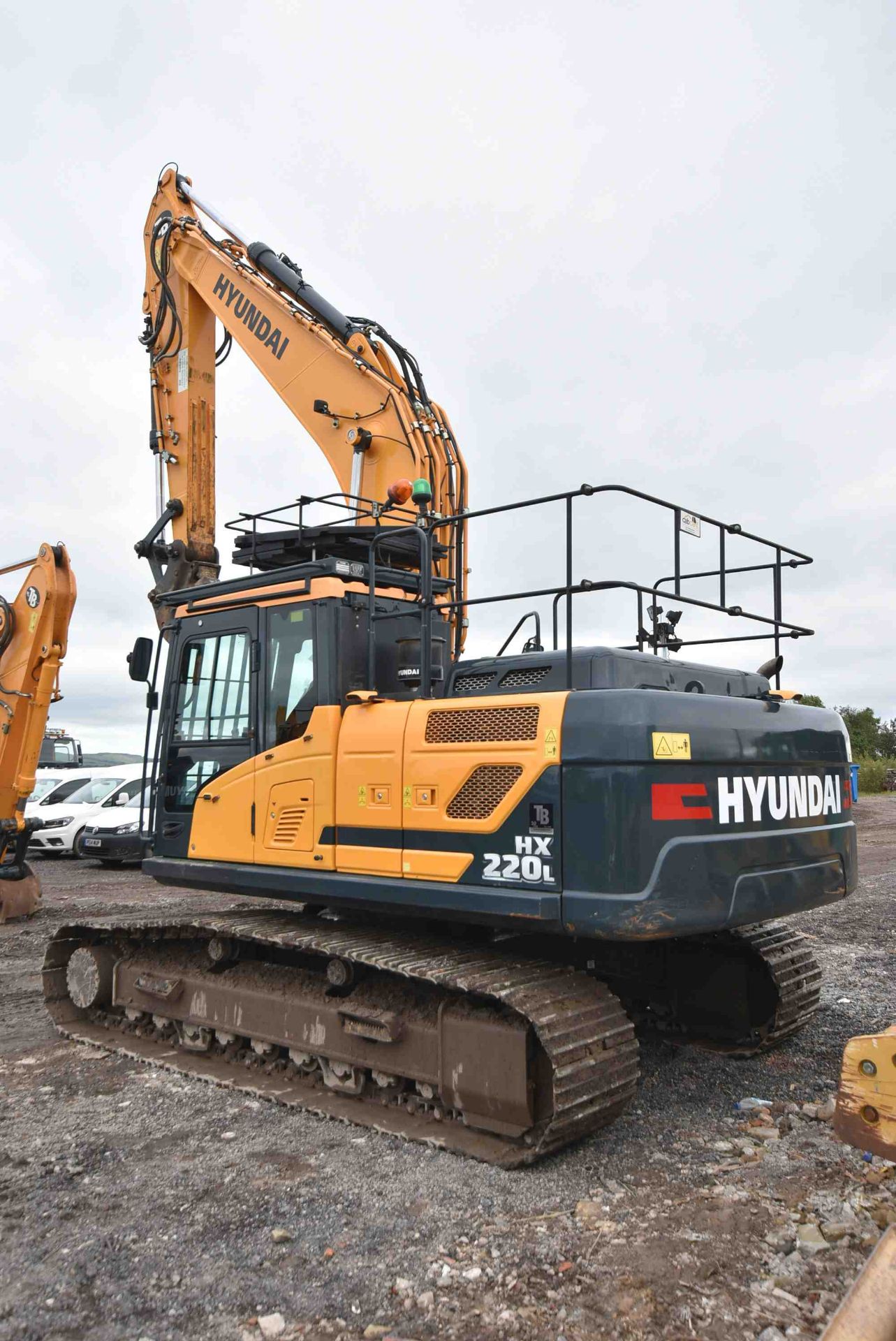 Hyundai HX220L 22T TRACKED EXCAVATOR, VIN HHKHK6016J0000735, year of manufacture 2018, indicated - Image 3 of 7