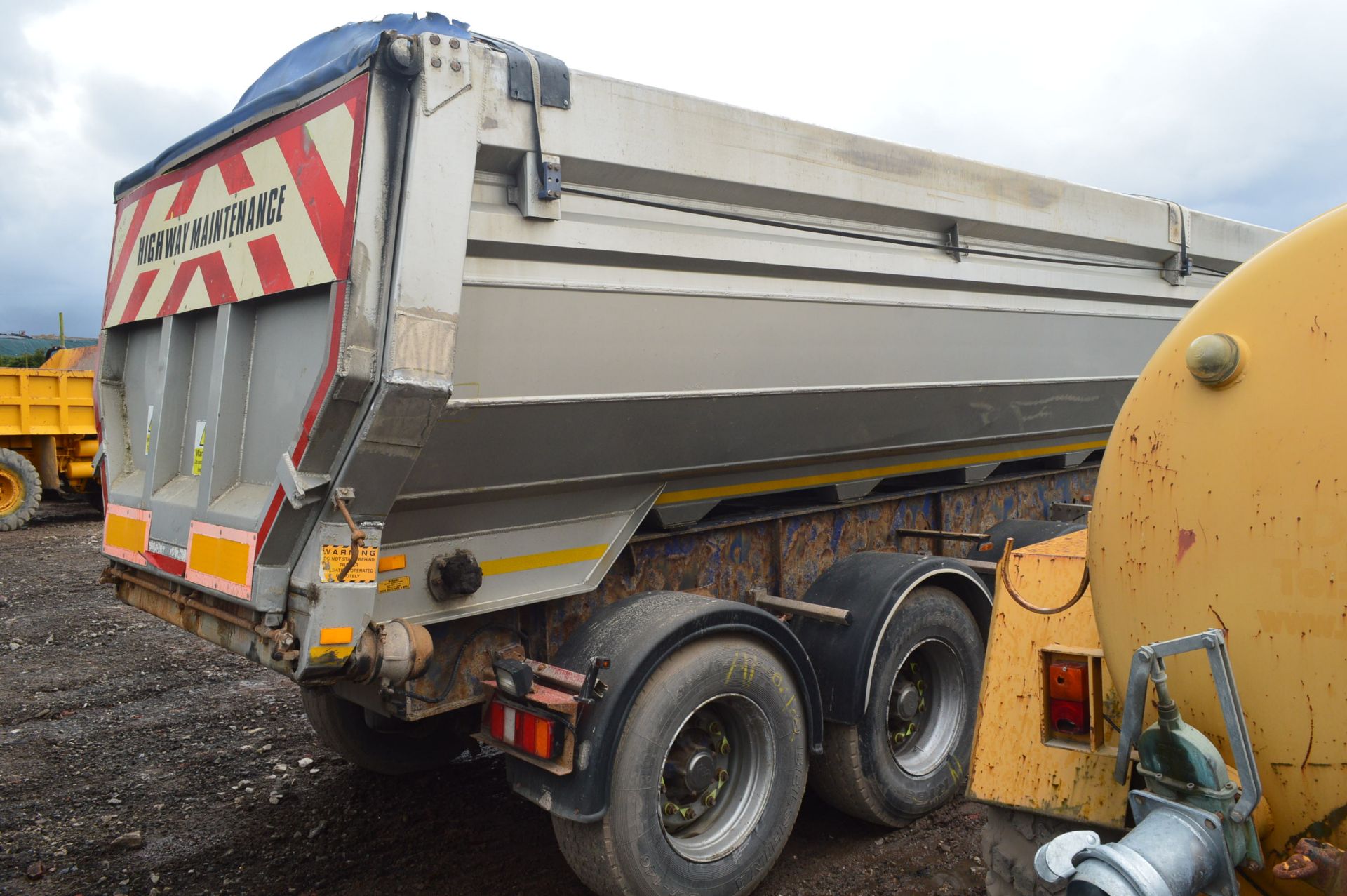 Fruehauf TRI AXLE ALLOY BULK TIPPER SEMI TRAILER, ident no. SFRHPBR038X532401, year of manufacture - Image 3 of 8