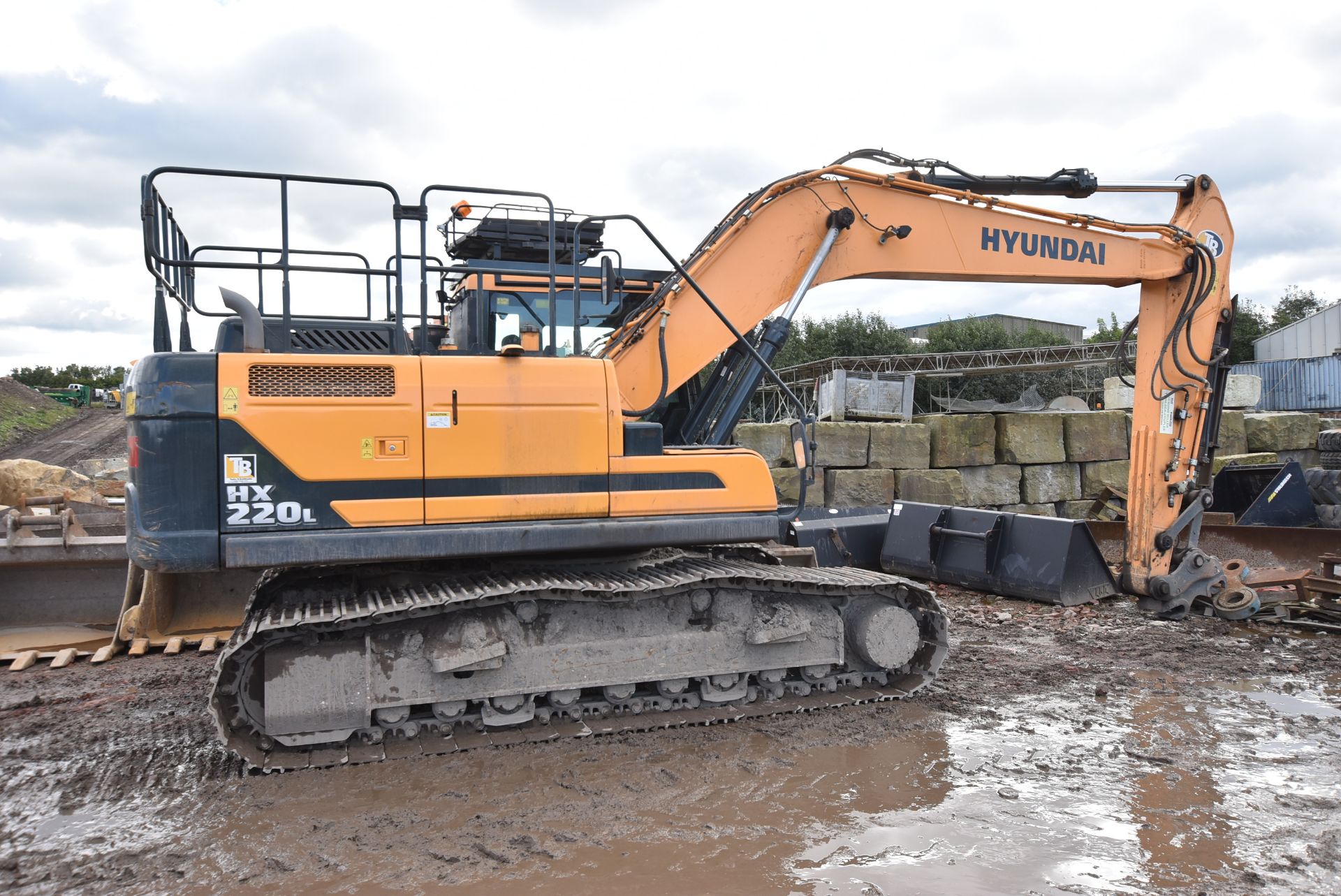 Hyundai HX220L TRACKED EXCAVATOR, serial no. 993, year of manufacture 2018, indicated hours 1885 (at - Image 2 of 10