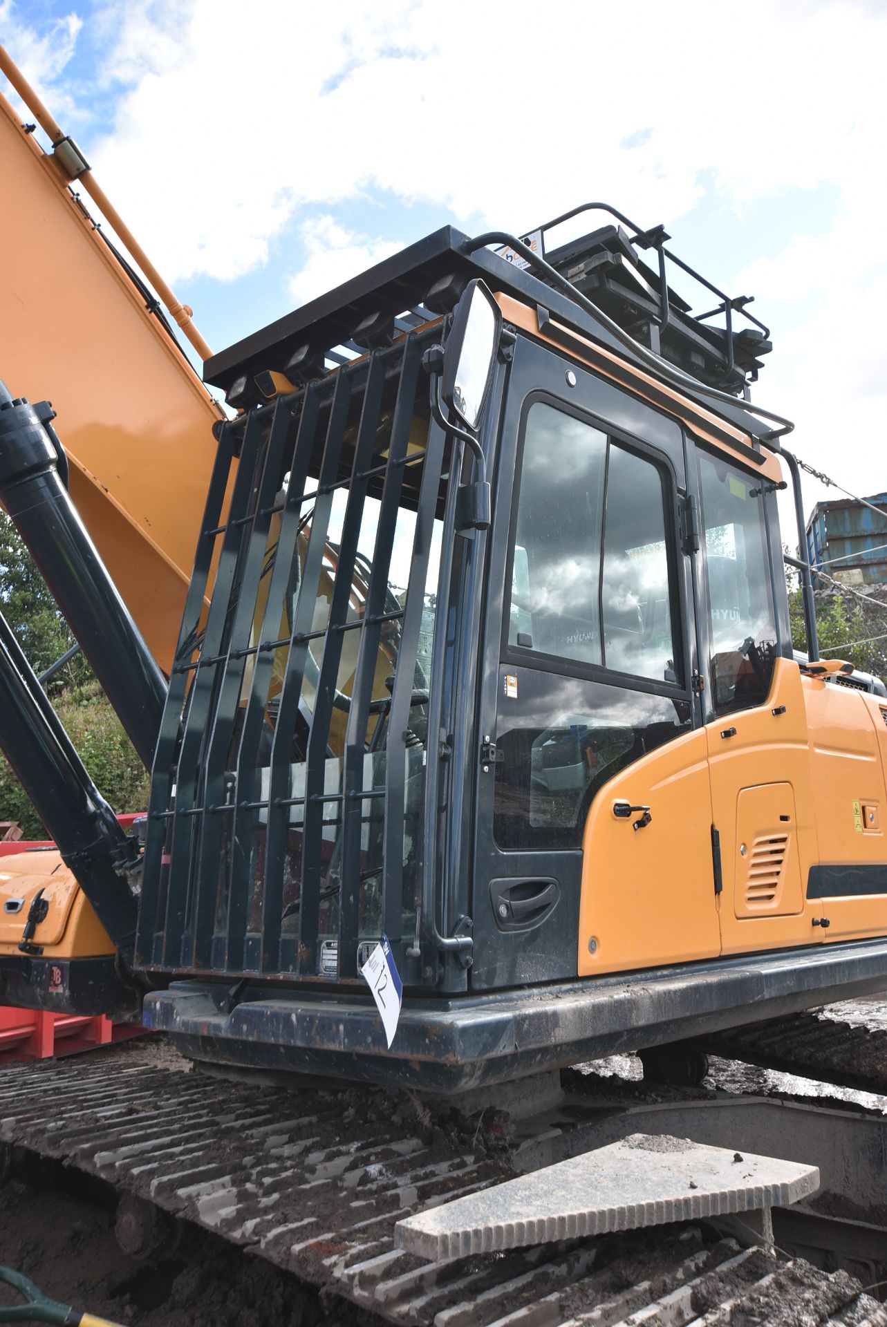 Hyundai HX300L 30T TRACKED EXCAVATOR, VIN HHKHK801TH0000492, year of manufacture 2017, indicated - Image 8 of 12