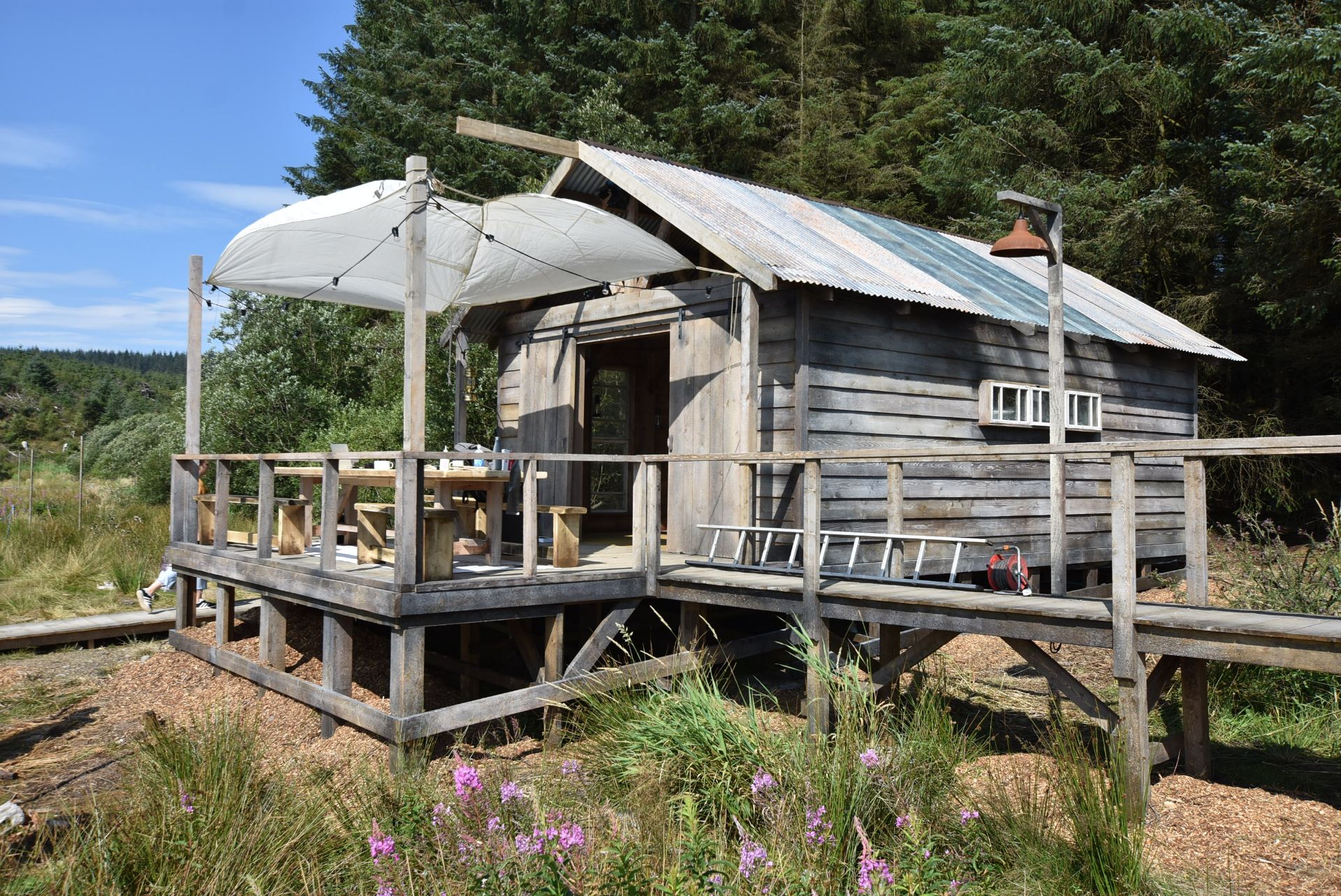 SINGLE SPAN TIMBER BUILDING/ CABIN, forming accommodation area, internal dimensions approx. 8.4m x - Image 12 of 31