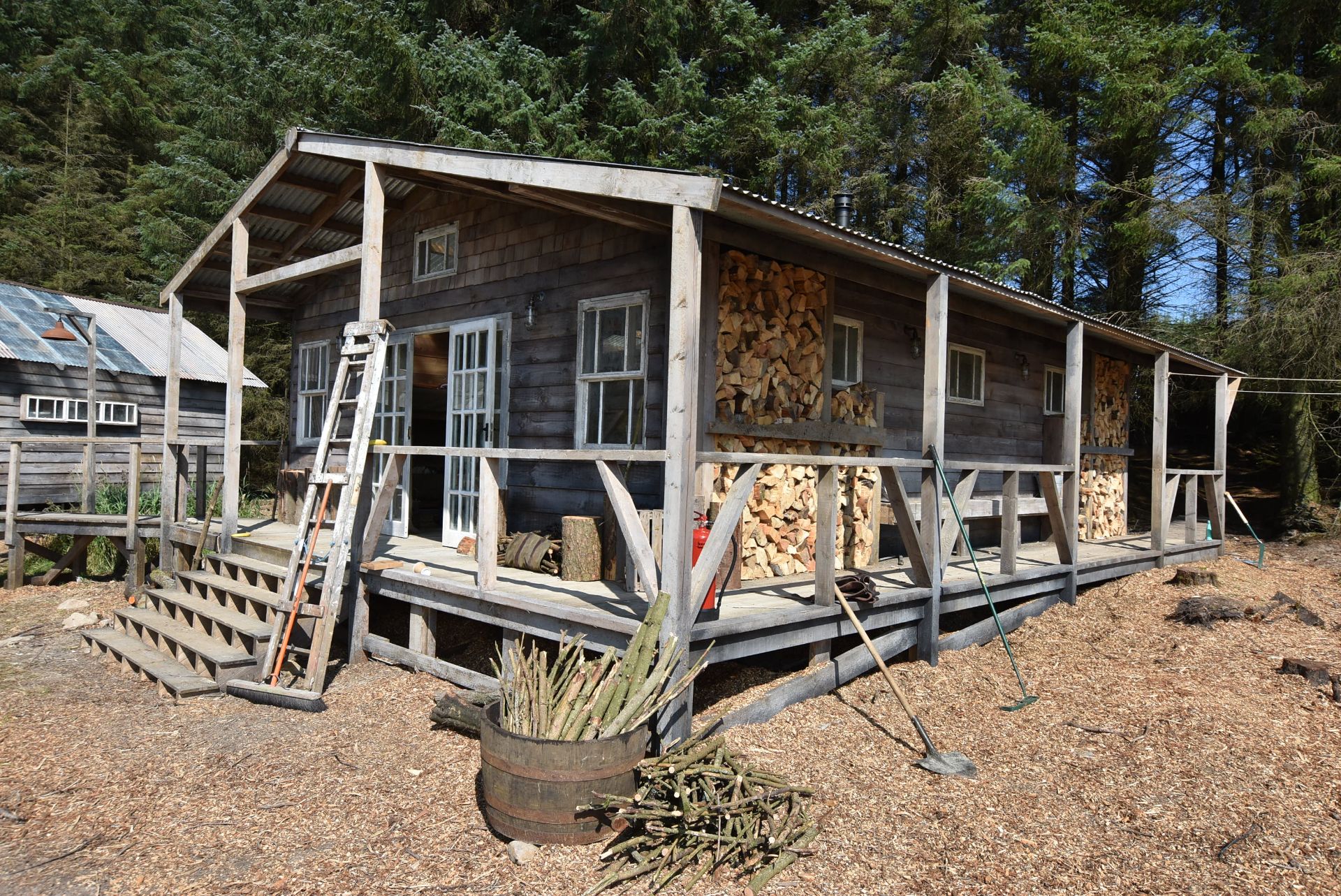 SINGLE SPAN TIMBER BUILDING/ CABIN, forming accommodation area, internal dimensions approx. 8.4m x - Image 2 of 31