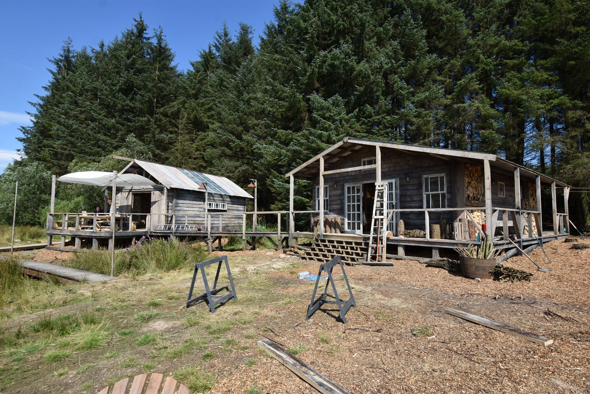 SINGLE SPAN TIMBER BUILDING/ CABIN, forming accommodation area, internal dimensions approx. 8.4m x