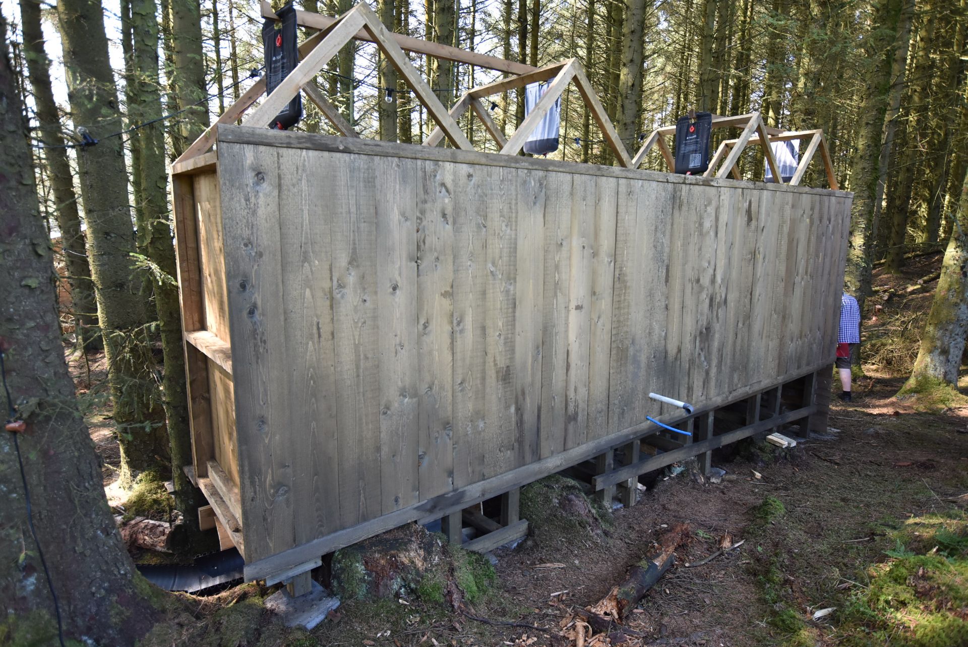 SINGLE SPAN TIMBER BUILDING/ CABIN, forming accommodation area, internal dimensions approx. 8.4m x - Image 19 of 31