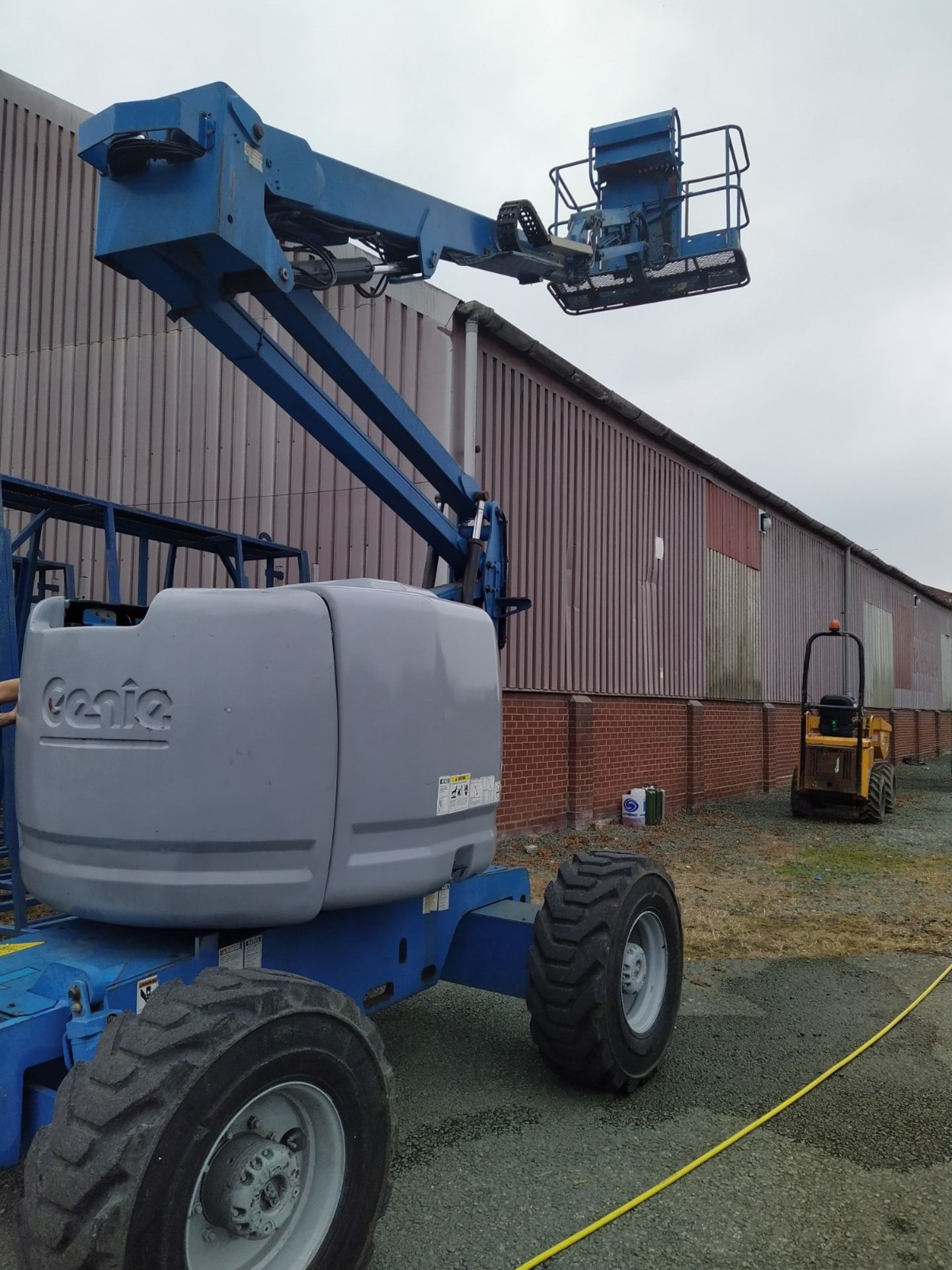 Genie 24525 Cherry Picker, 5290 hours, serial no. 16570, year of manufacture 2000, free loading onto - Image 10 of 13