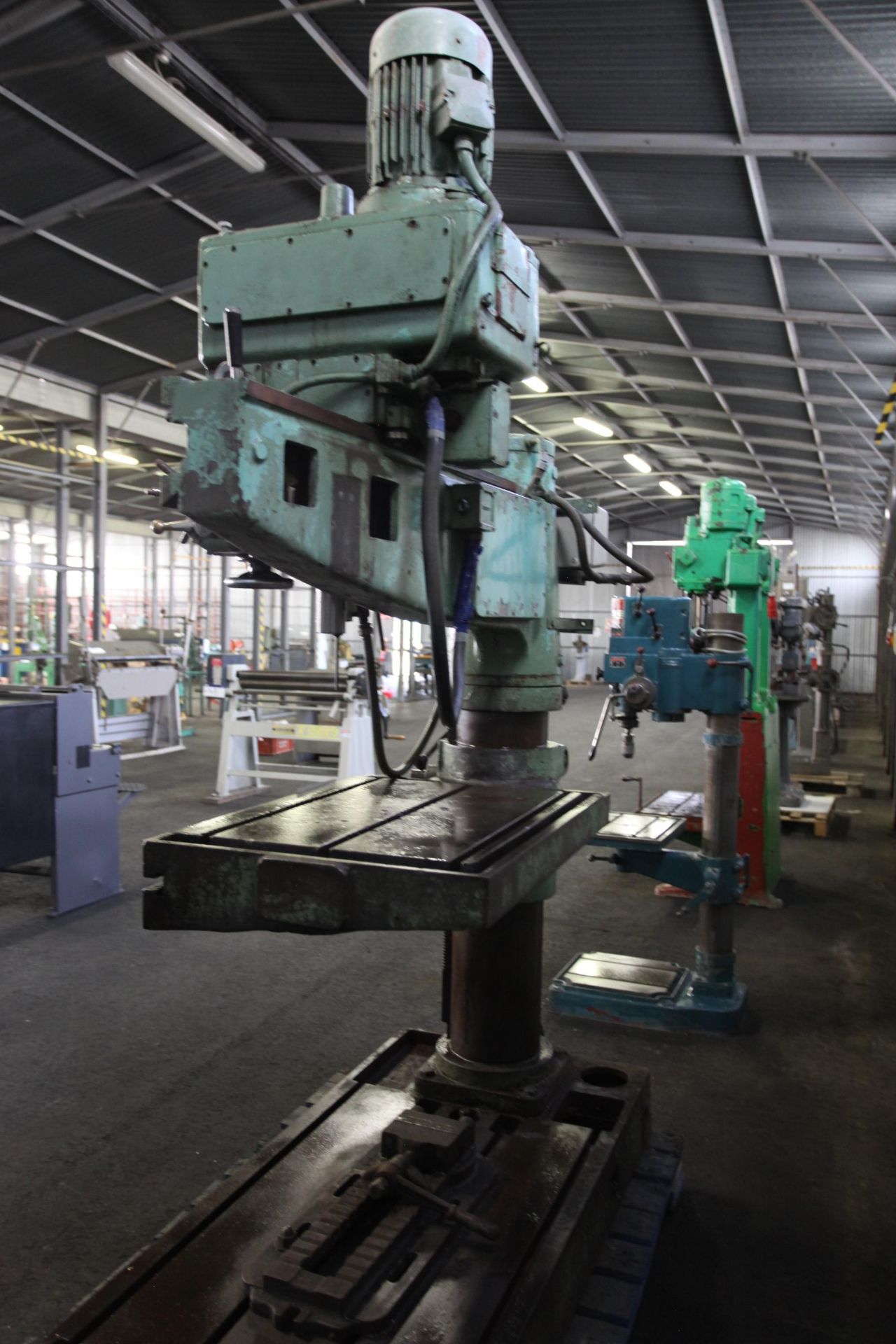 Town Woodhouse SM550 Radial Arm Drill, with rise & fall tilting table, serial no. 22/1740, free - Image 2 of 5