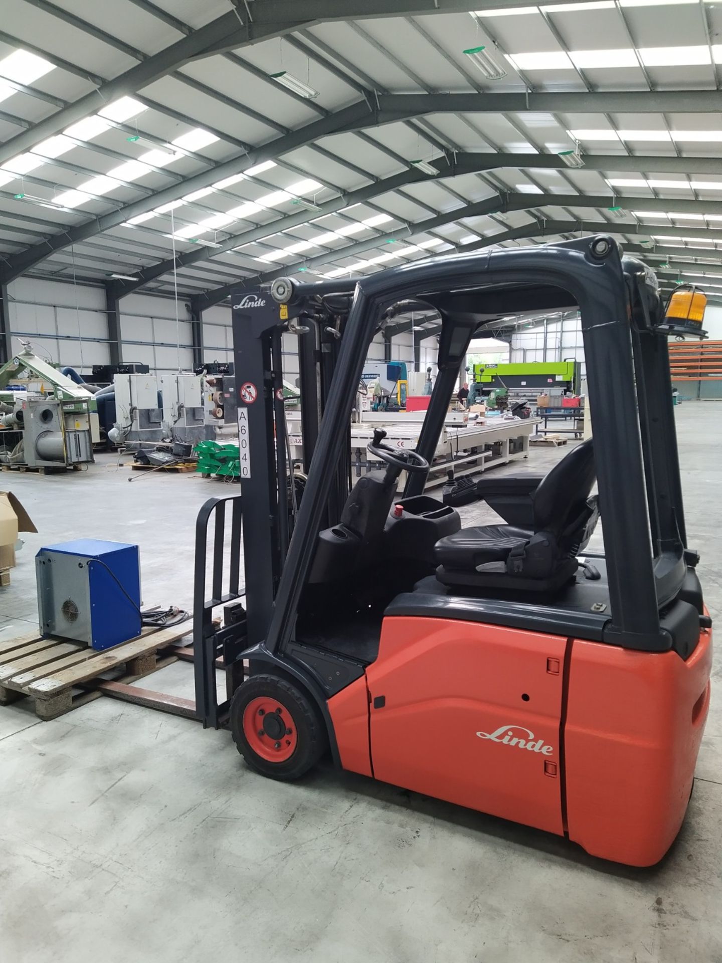 Linde E16C-01 Electric Four Wheel Forklift Truck, serial no. H2X386B08645, year of manufacture 2011, - Image 3 of 8