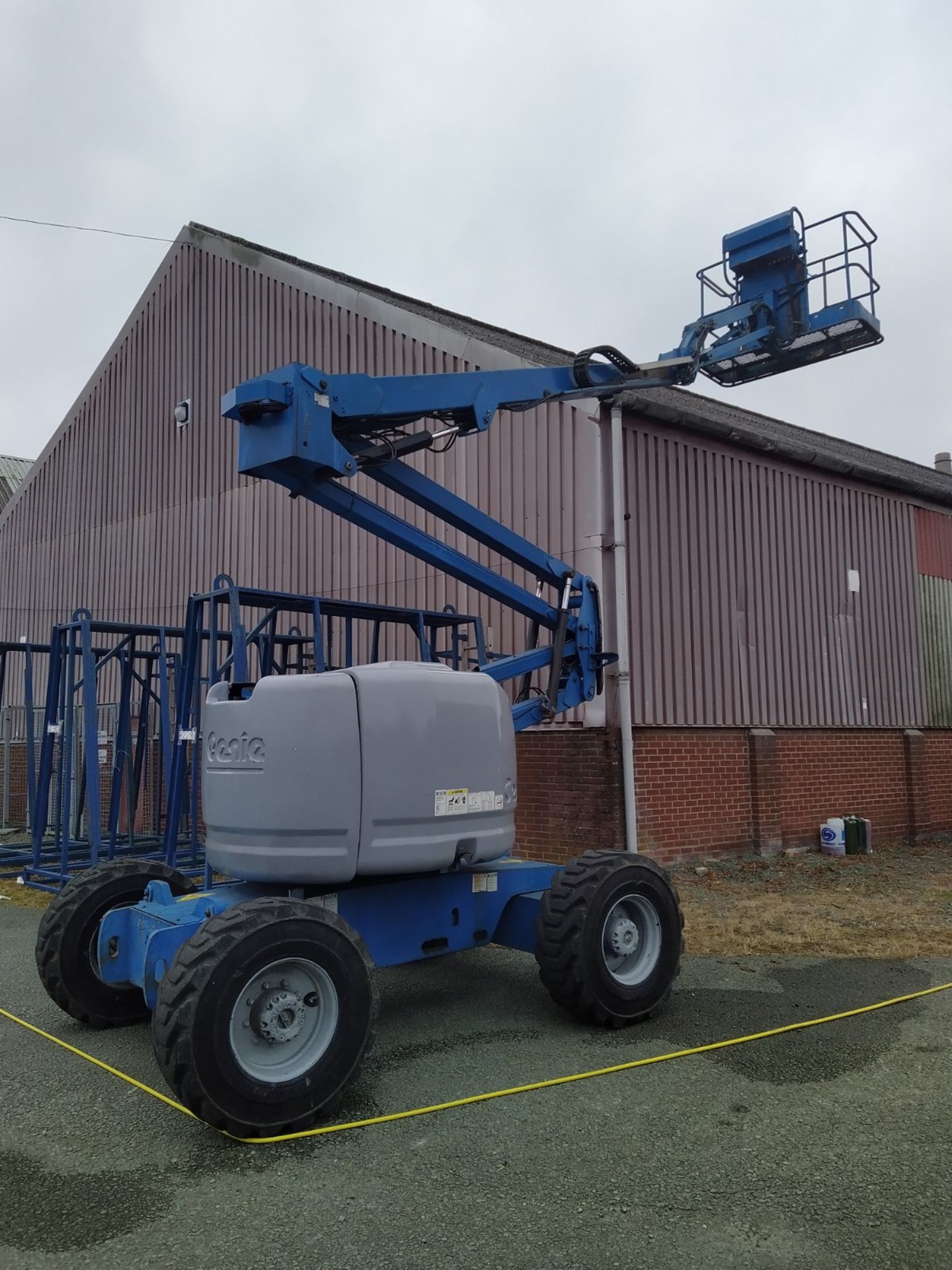 Genie 24525 Cherry Picker, 5290 hours, serial no. 16570, year of manufacture 2000, free loading onto - Image 12 of 13