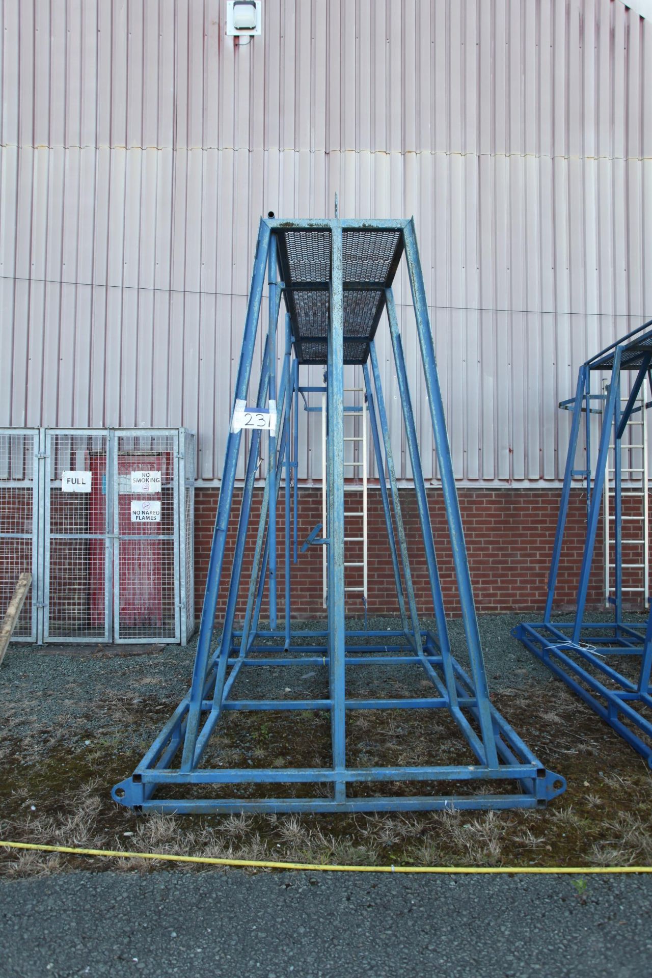 Apex lifting frame , free loading onto purchasers transport - yes, item located in Unicorn Road - Image 4 of 4
