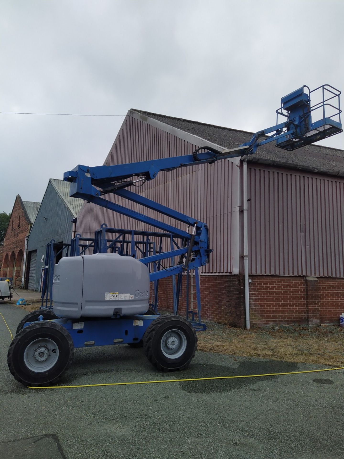 Genie 24525 Cherry Picker, 5290 hours, serial no. 16570, year of manufacture 2000, free loading onto - Image 13 of 13