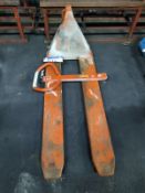 Pallet forks 1000kg, spares or repair, free loading onto purchasers transport - yes, item located in