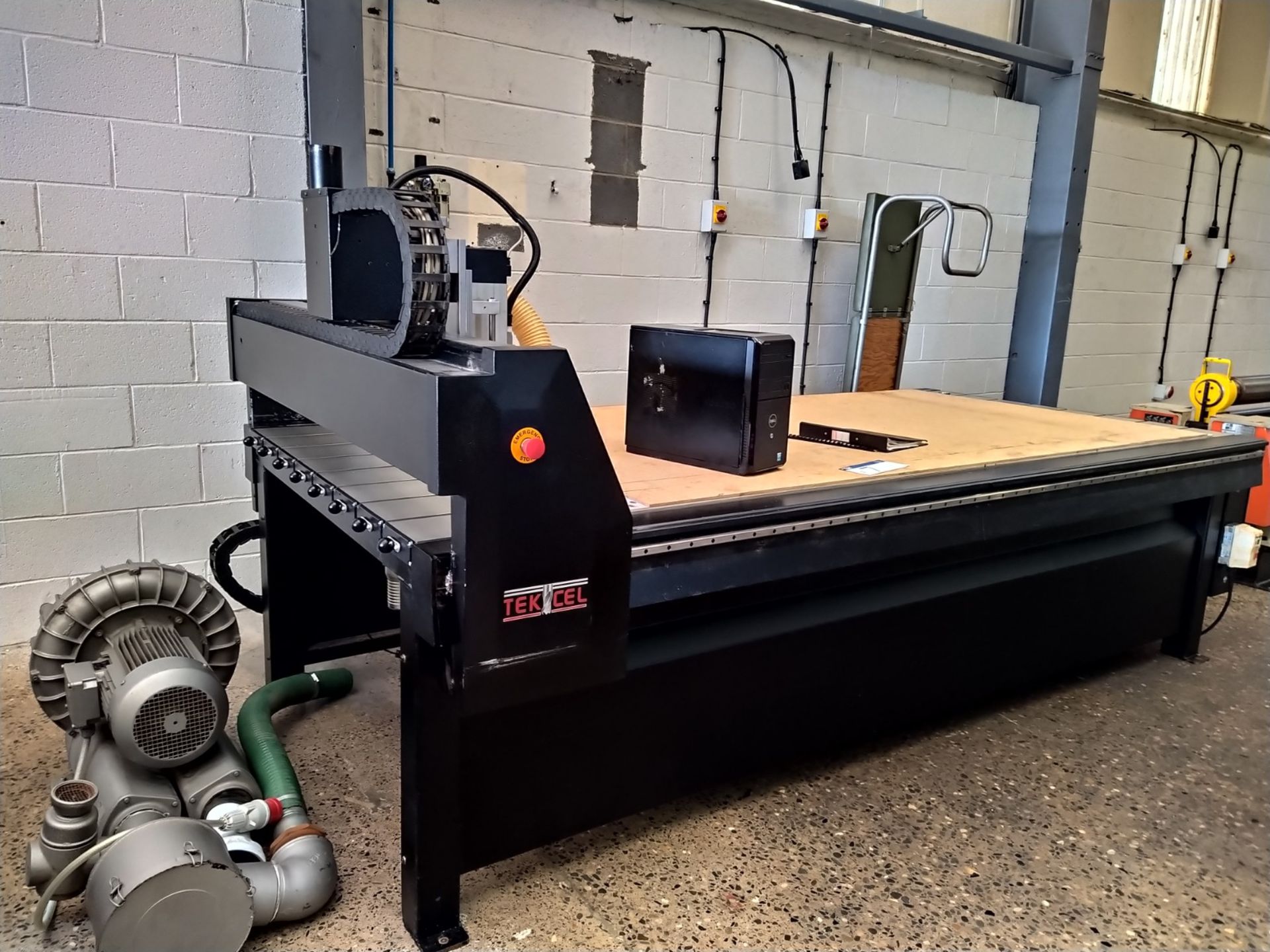 Tekcel V SERIES CNC ROUTER 8X4, serial no. 5357, year of manufacture 2008, dimensions approx.. 390cm