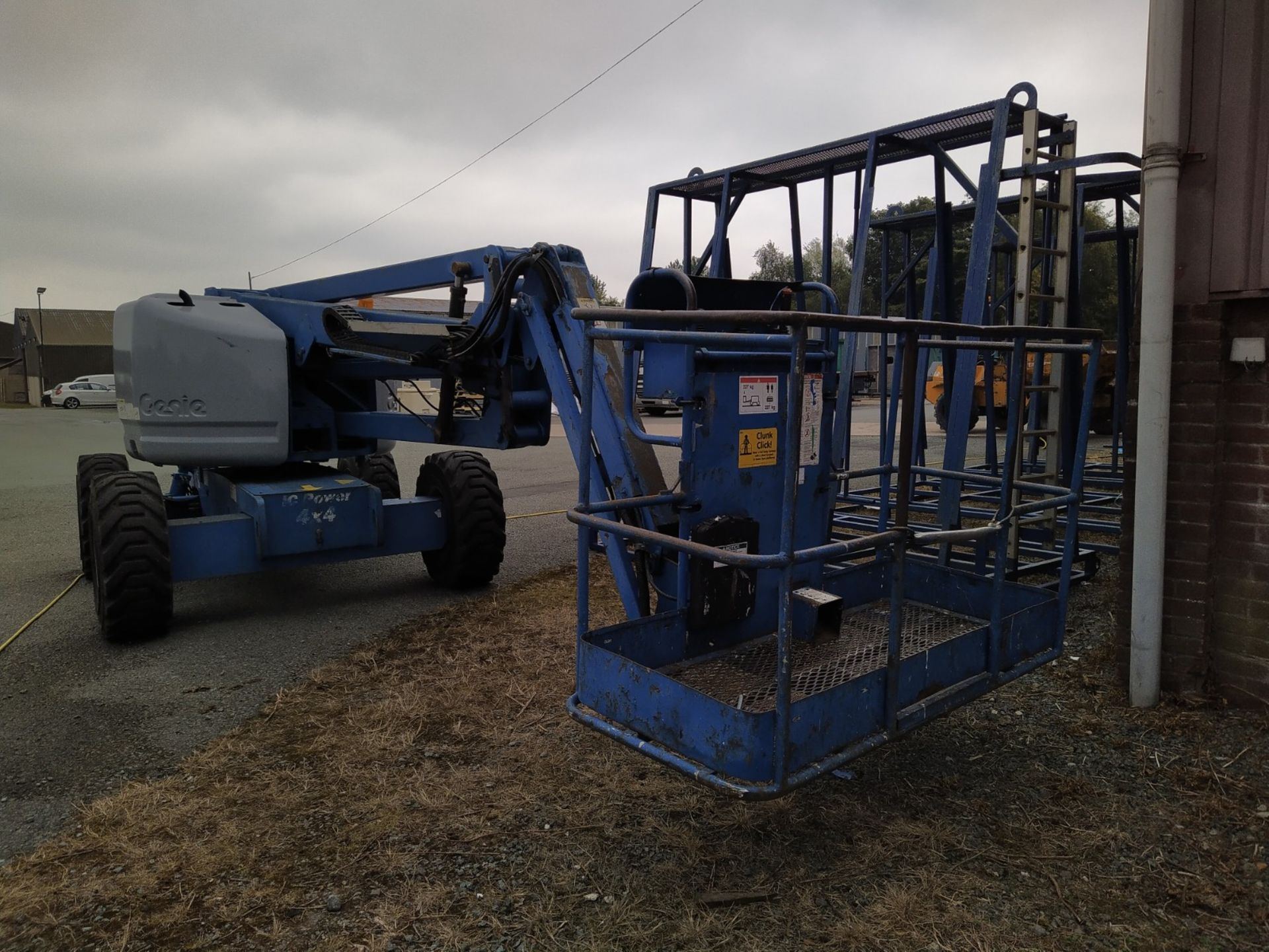 Genie 24525 Cherry Picker, 5290 hours, serial no. 16570, year of manufacture 2000, free loading onto - Image 3 of 13