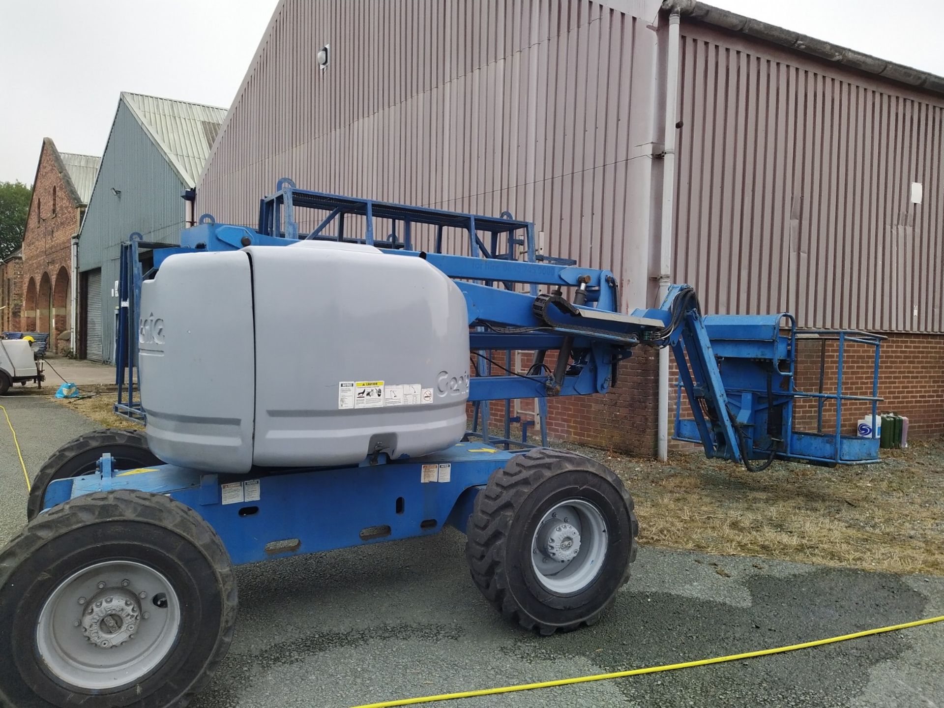 Genie 24525 Cherry Picker, 5290 hours, serial no. 16570, year of manufacture 2000, free loading onto - Image 2 of 13