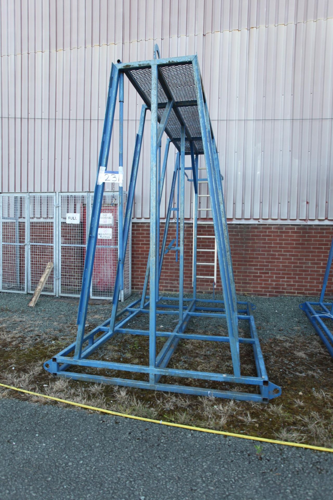 Apex lifting frame , free loading onto purchasers transport - yes, item located in Unicorn Road - Image 2 of 4