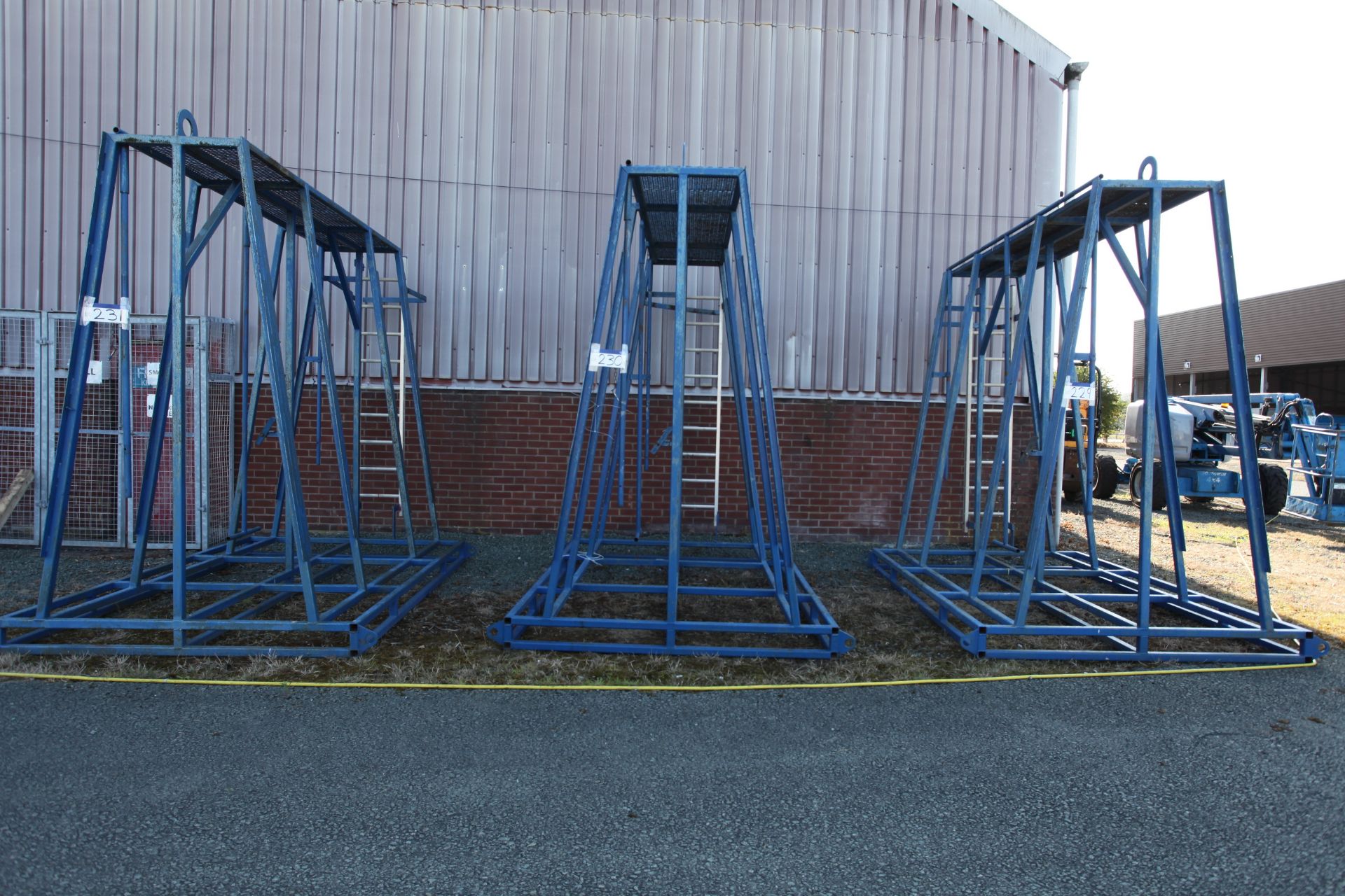 Apex lifting frame , free loading onto purchasers transport - yes, item located in Unicorn Road - Image 3 of 4