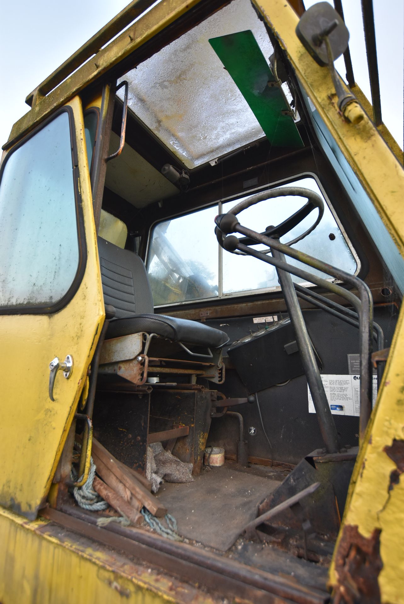 Coles HYDRAMOBILE 911 9150kg cap. WHEELED YARD CRANE, serial no. 1186, with Salter model 299 crane - Image 7 of 10