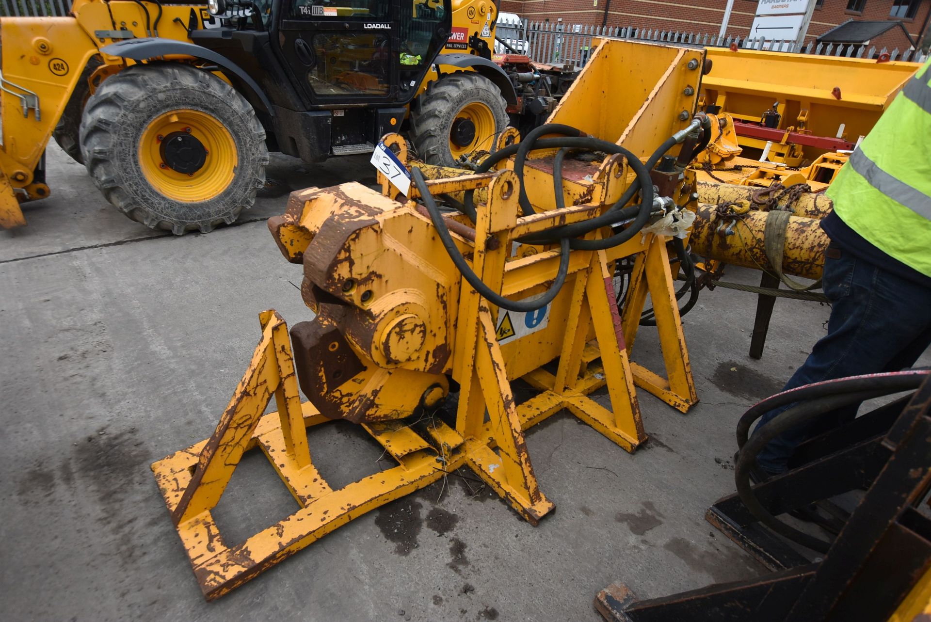 Mobile Frag Sales MF. HYDRAULIC RAIL CROPPER, with steel cradle and 60mm pins, plant no. FR1232 (15% - Image 2 of 11