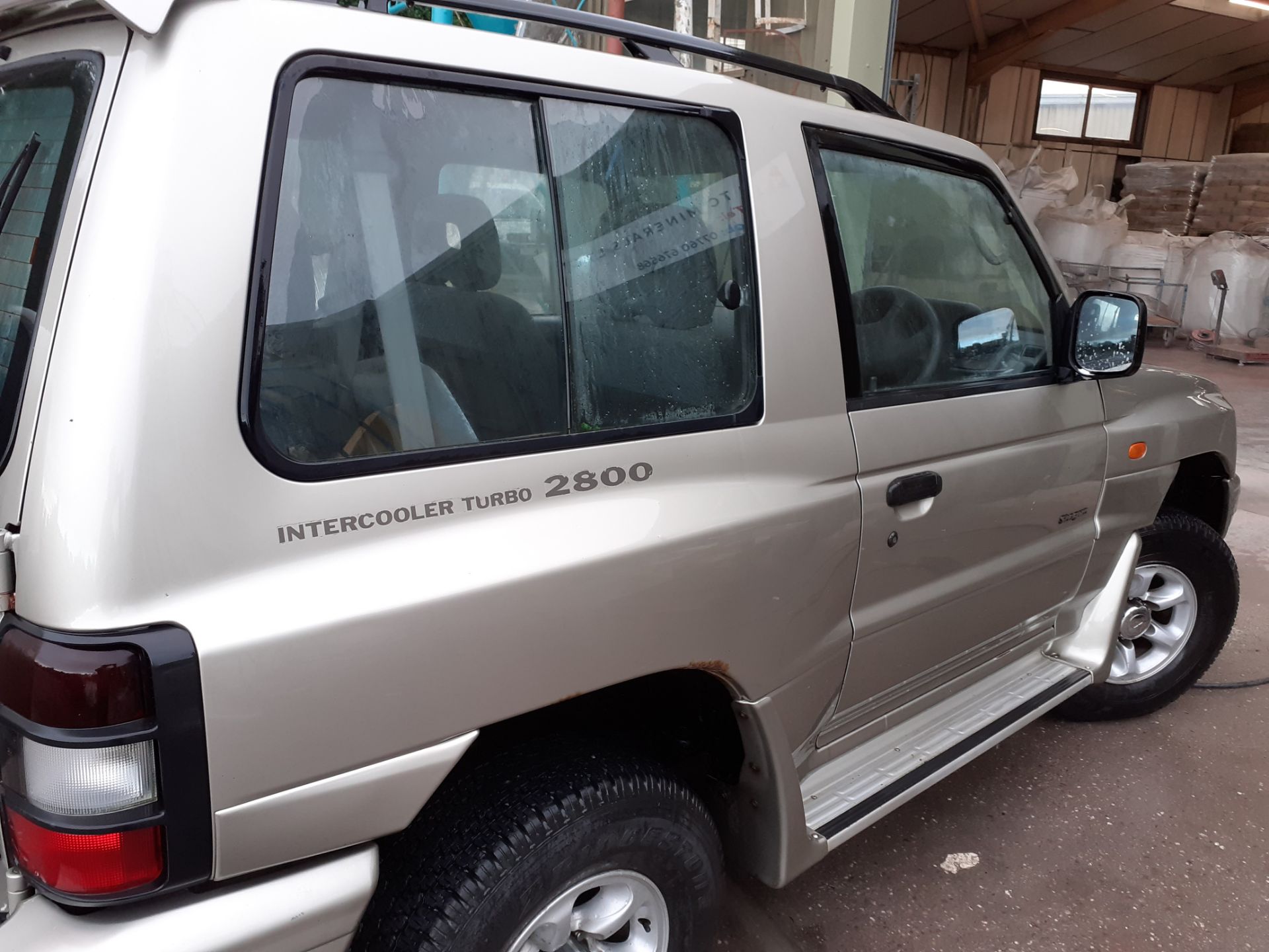 Mitsubishi SHOGUN GLS 2.8tdi INTERCOOLER TURBO MANUAL THREE DOOR ESTATE, registration no. V384 - Image 4 of 9