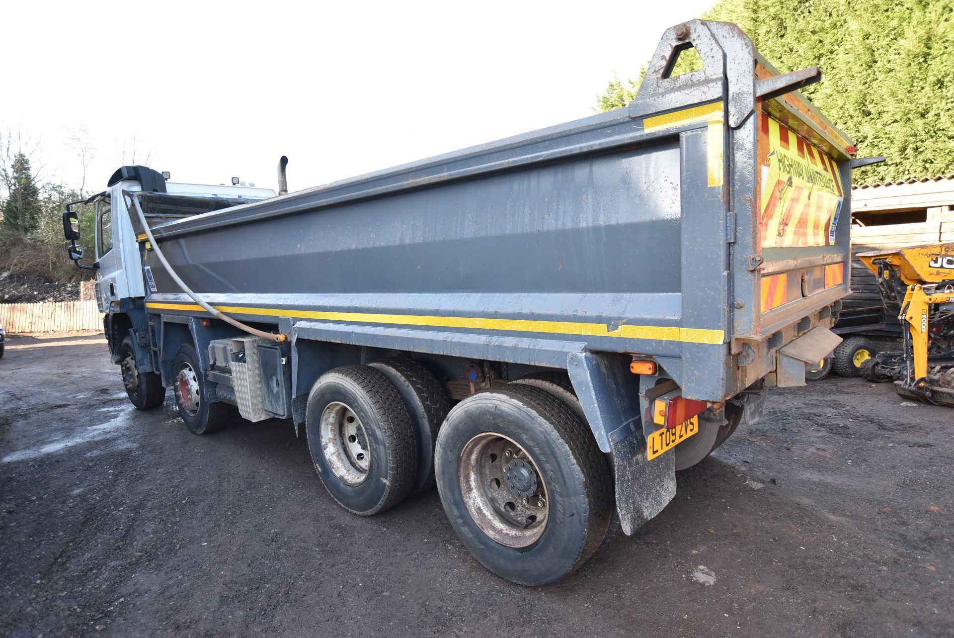 DAF CF85.360 32 tonne 8x4 TIPPER, registration no. LT09 ZVS, date first registered 06/09, test to - Image 2 of 16