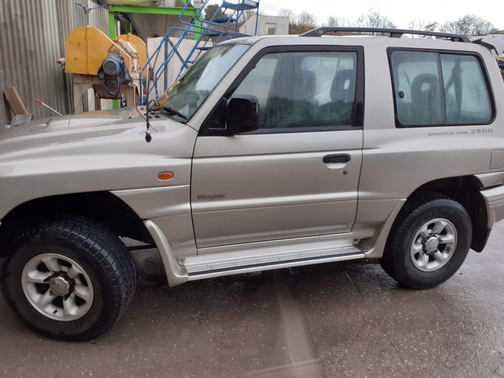 Mitsubishi SHOGUN GLS 2.8tdi INTERCOOLER TURBO MANUAL THREE DOOR ESTATE, registration no. V384 - Image 2 of 9