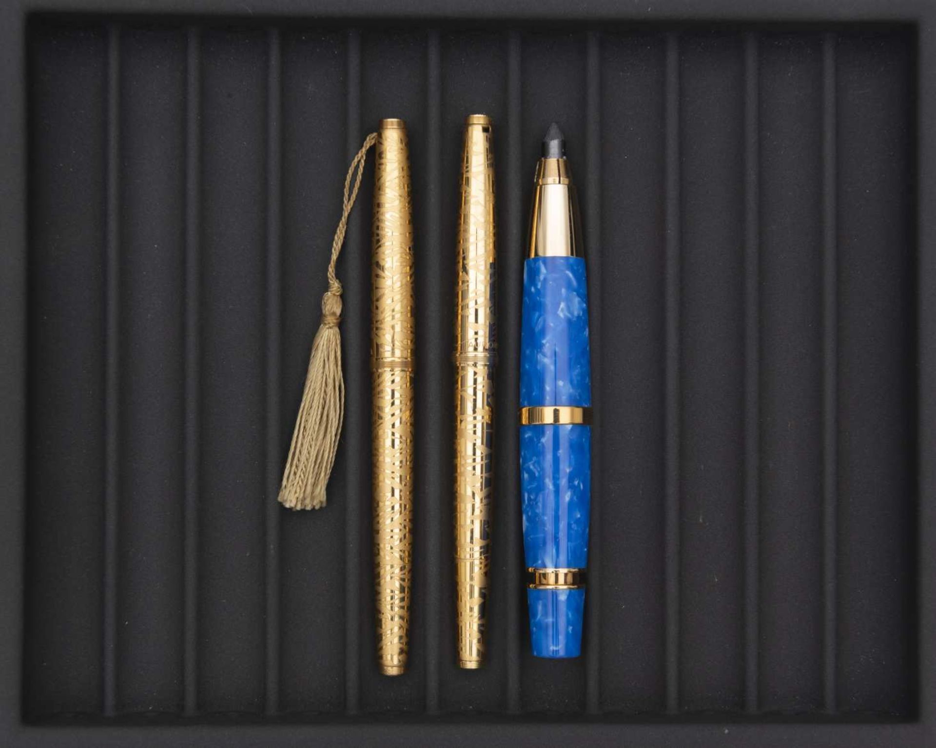 AURORA, Lot de trois stylos, Deux stylos plume collection Madamin plaqué or marbré, attributs
