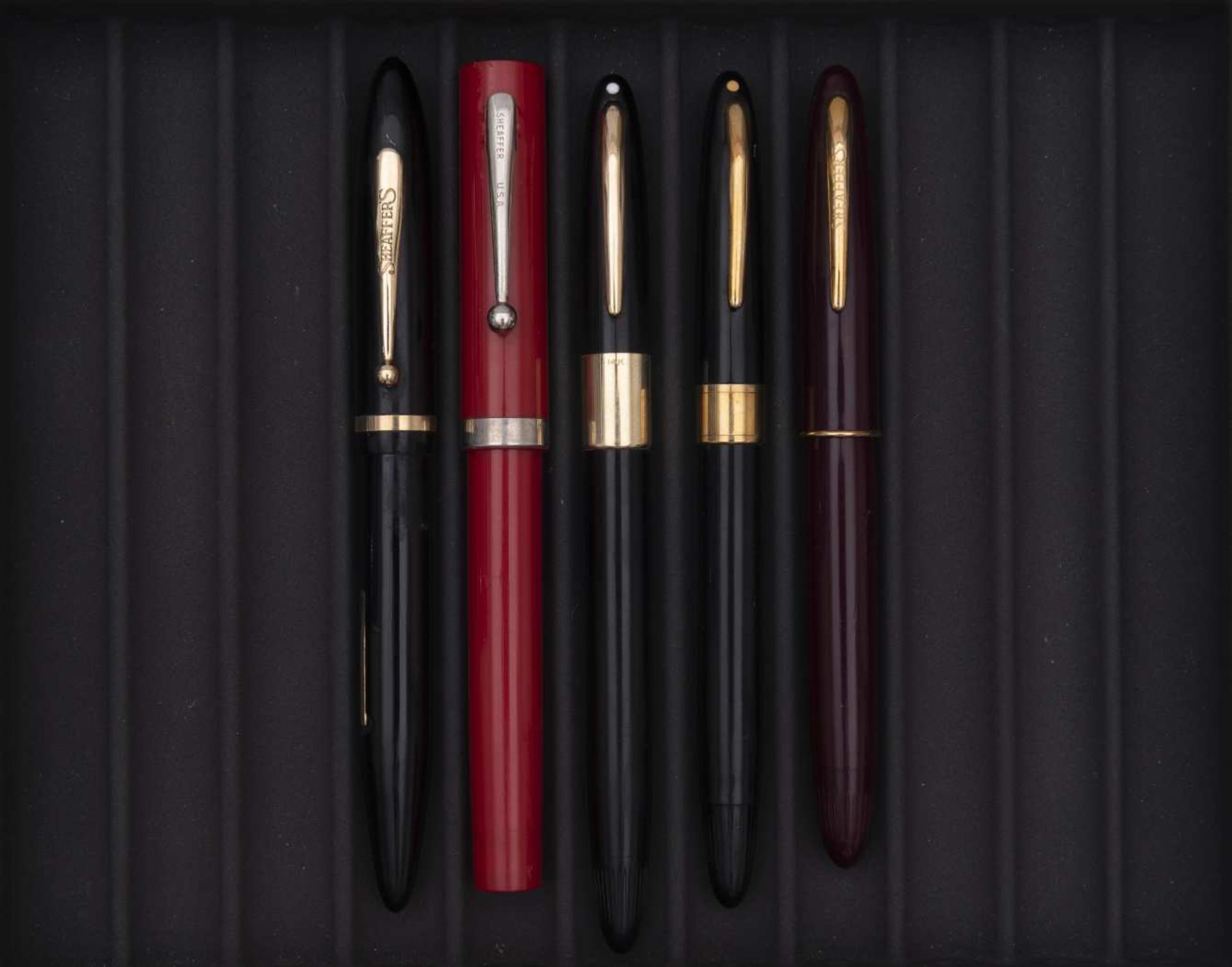 SHEAFFER, Lot de cinq stylos Stylo plume en résine noire, attributs plaqués or. Remplissage