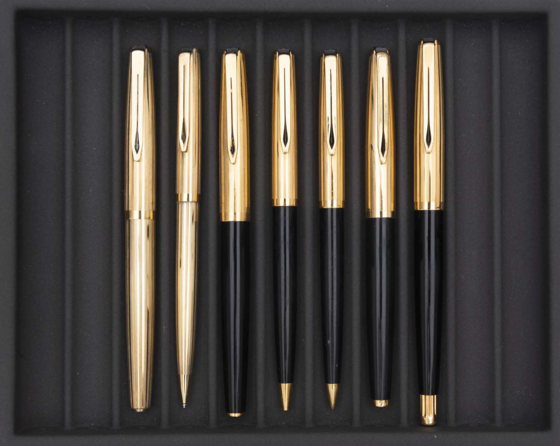AURORA, Lot de sept stylos Parure stylo plume et stylo bille 98 de 1963, corps et attributs