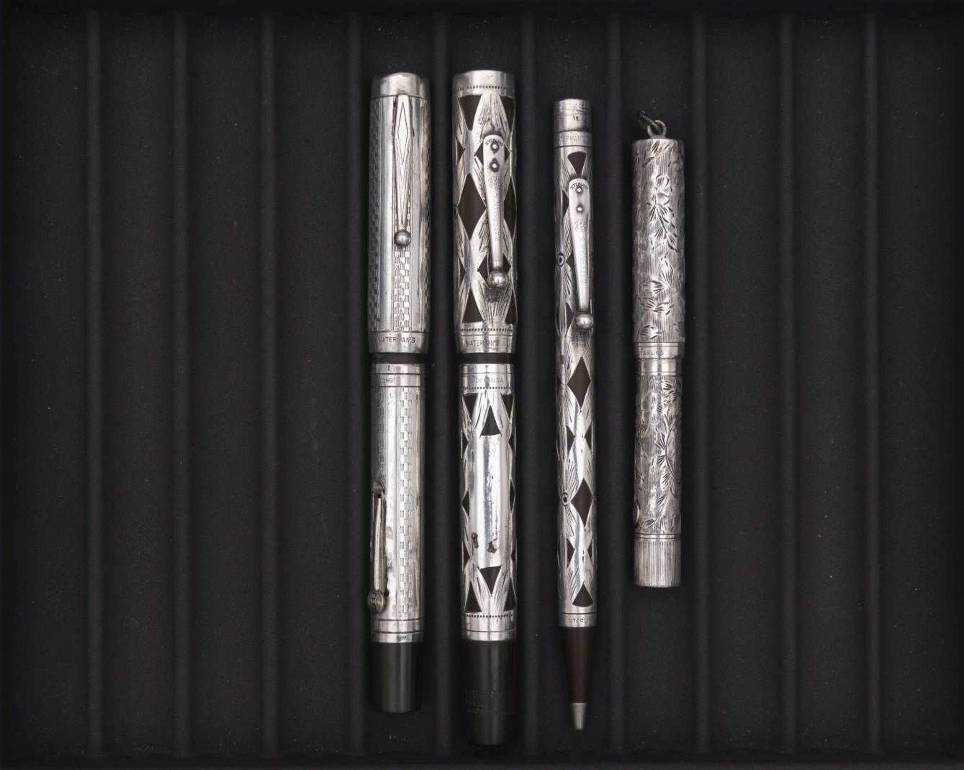 WATERMAN, Lot de quatre stylos Stylo plume n°452 en ébonite noire recouvert d’un habillage en argent