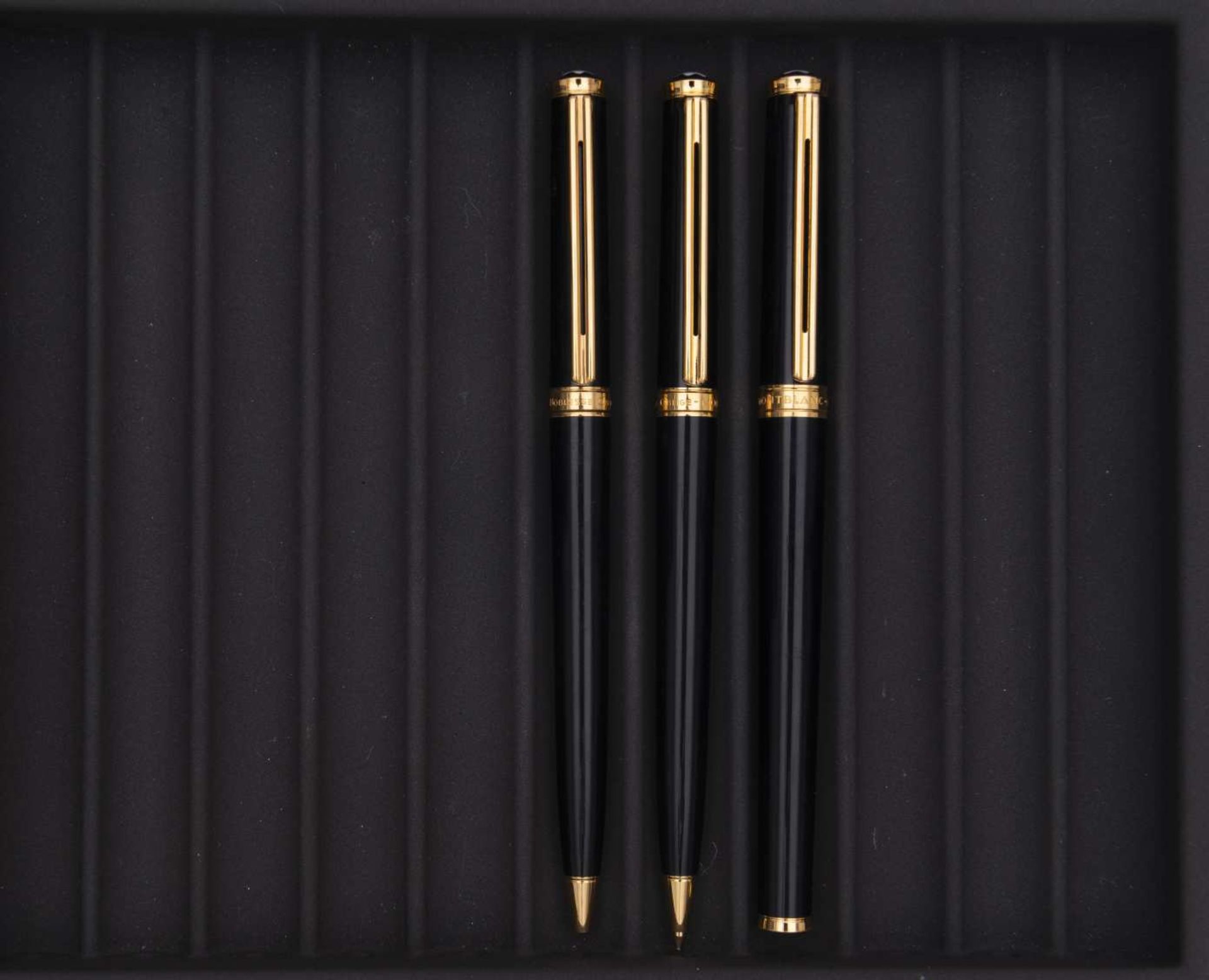 MONTBLANC, Noblesse, Lot de trois stylos Stylo plume, stylo bille et porte-mines en résine noire,