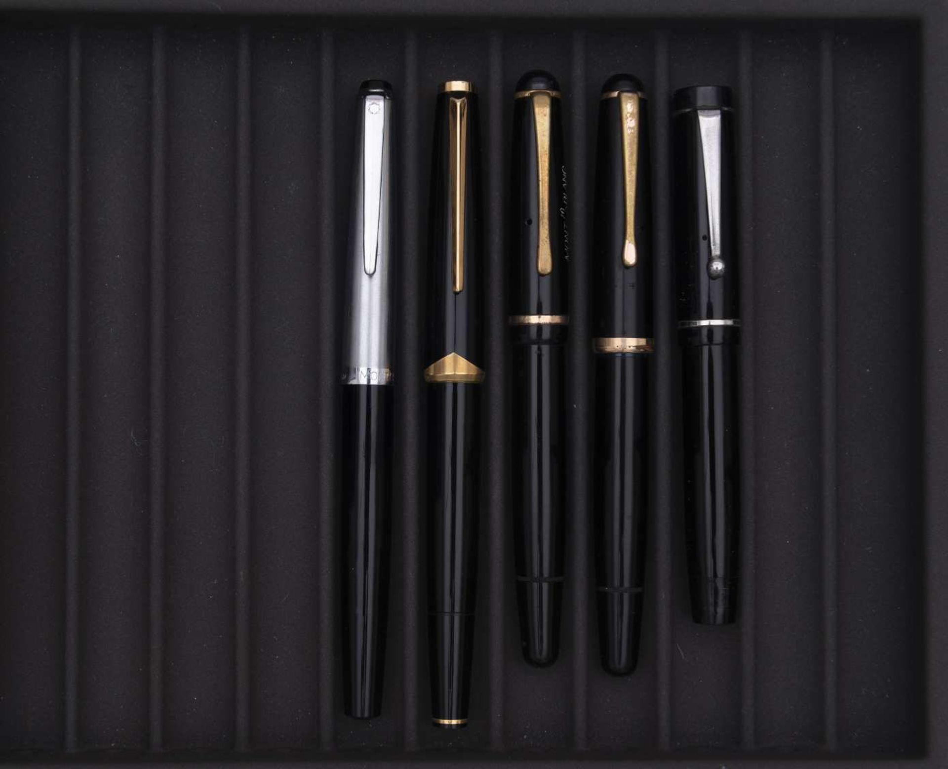 MONTBLANC, Lot de cinq stylos Stylo plume Rosa en résine noire, capuchon et attributs acier.