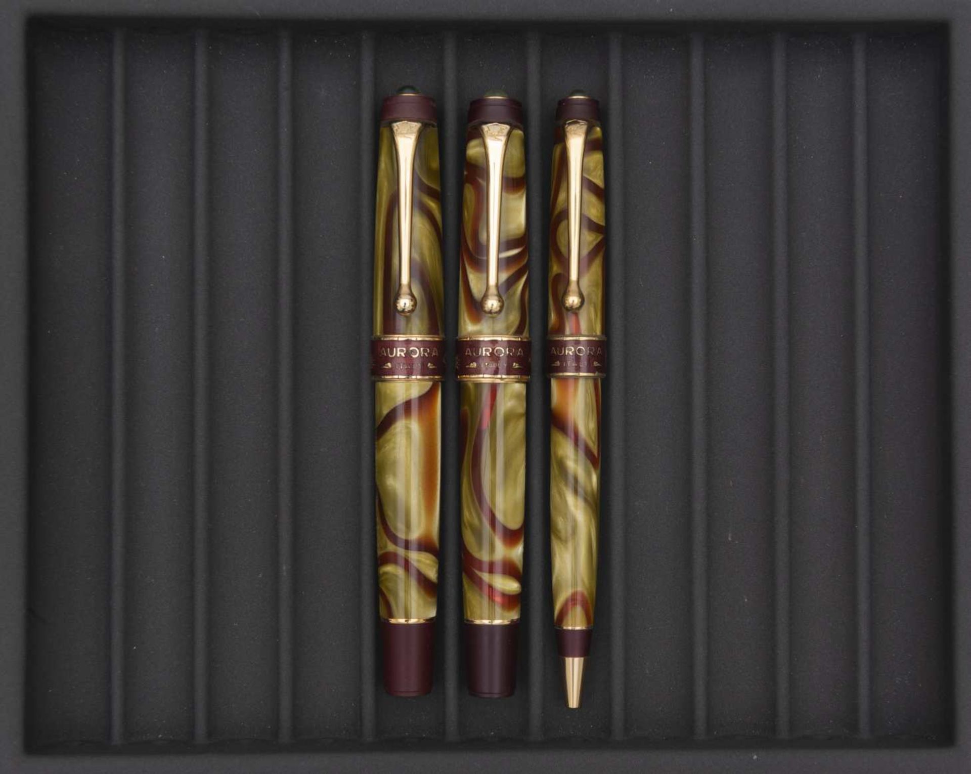 AURORA, Asia, Lot de trois stylos Stylo plume série spéciale Continents numérotée (n°4138) sur la