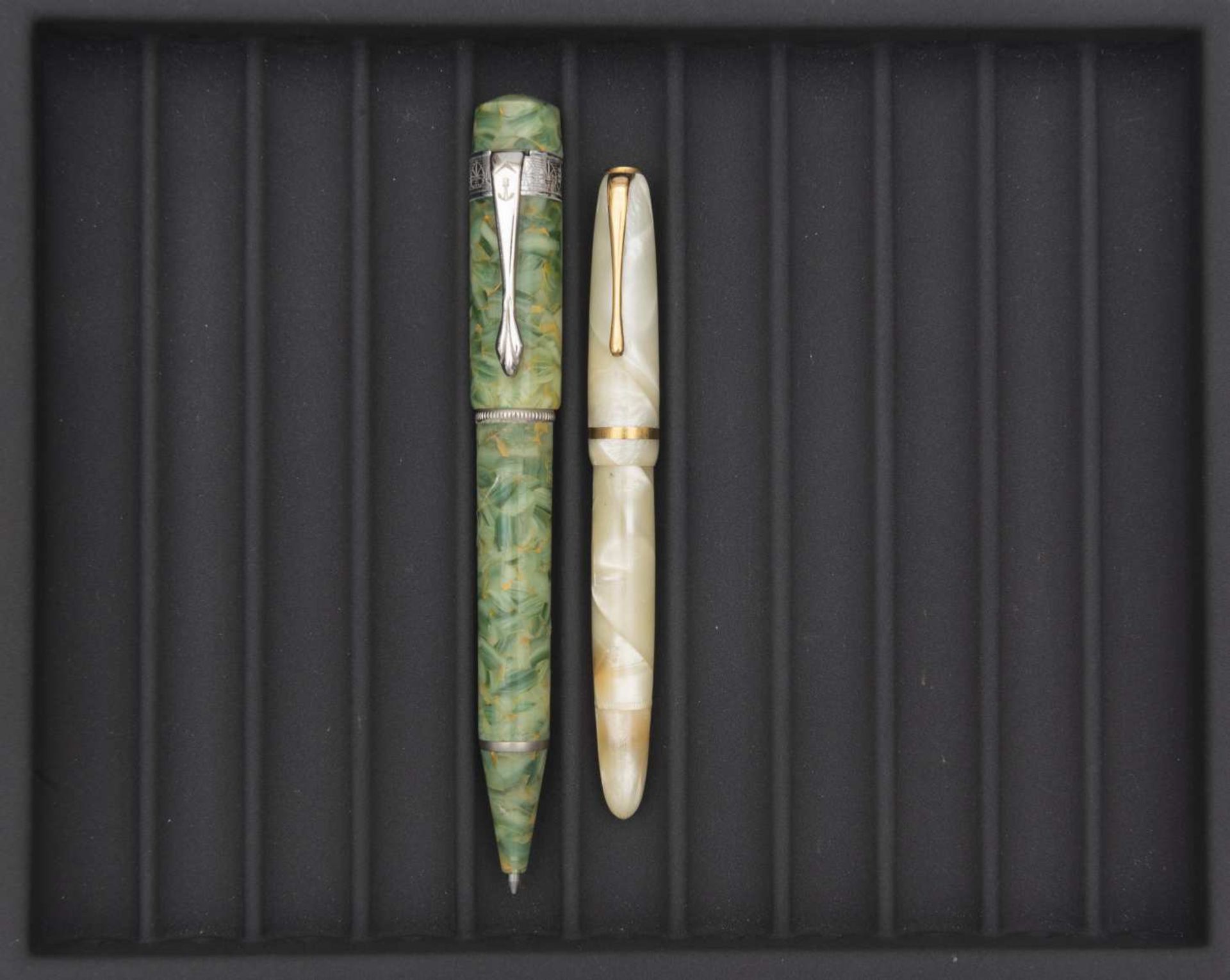 ANCORA, Lot de deux stylos Stylo plume de 1937 de petite taille, en celluloïd blanche marbré,