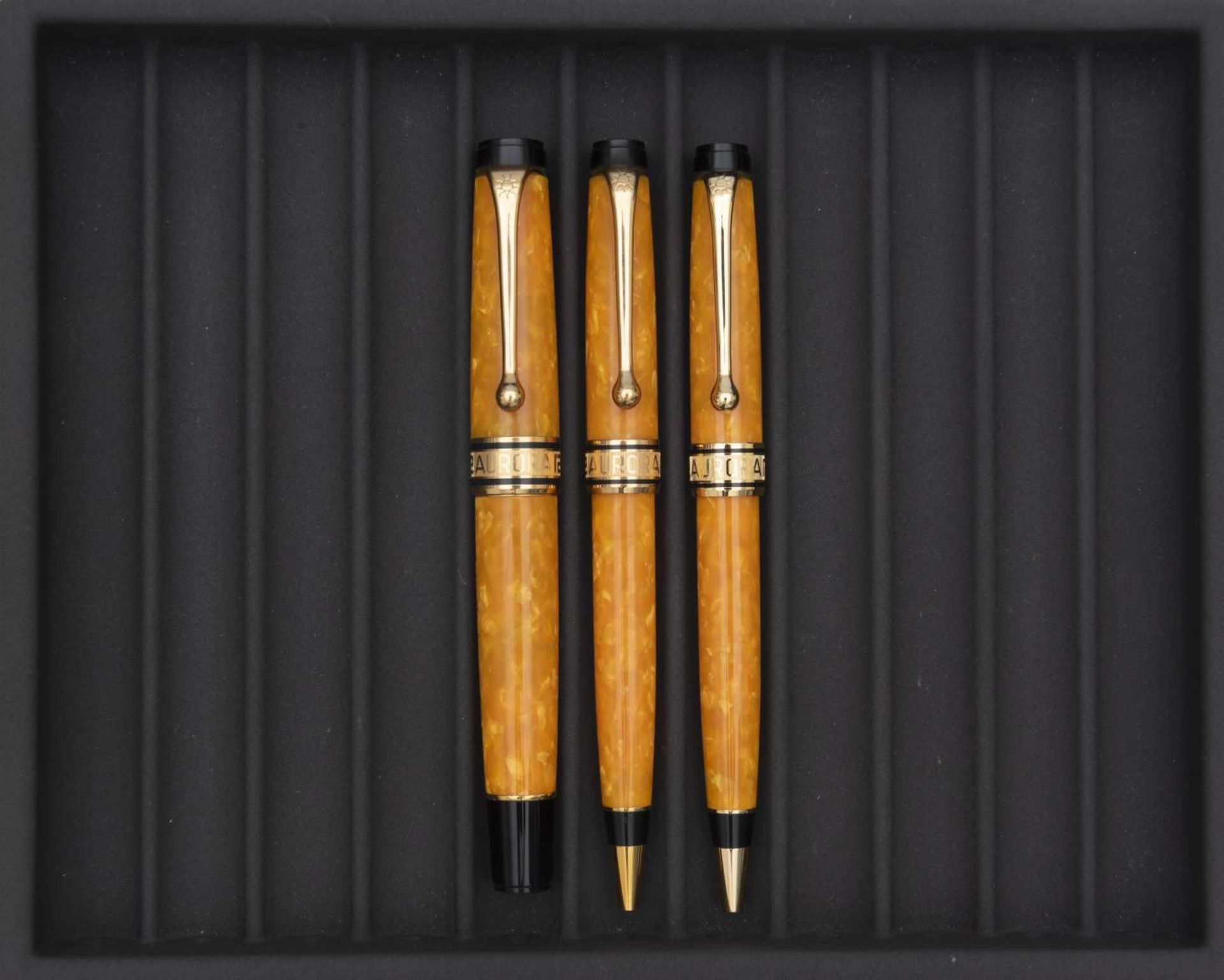 AURORA, Sole Optima, Lot de trois stylos Parure en auroloïd marbré jaune orangé, attributs plaqués