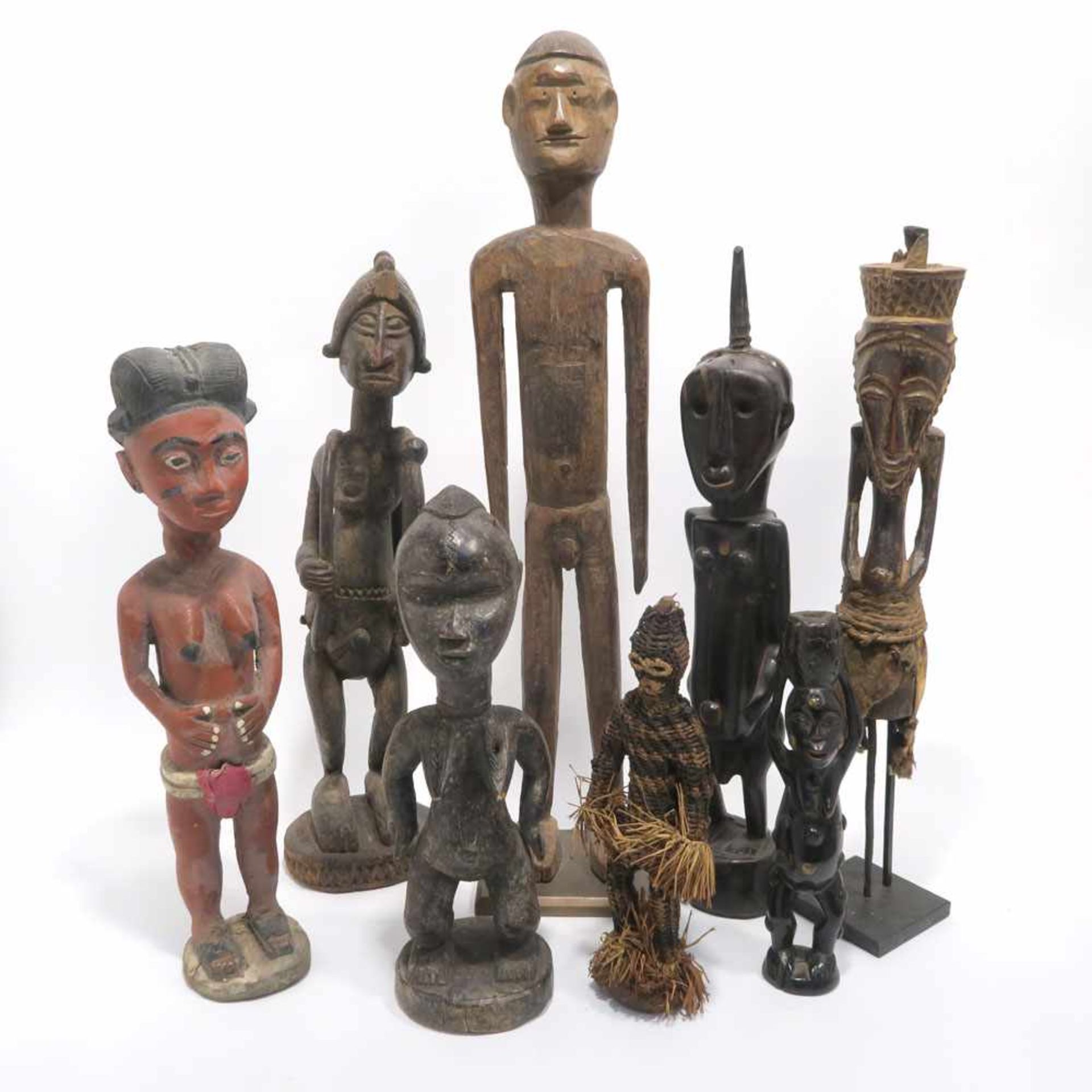 Acht FigurenU.a. Kusu, D. R. Kongo. Holz, geschnitzt, tlw. gefasst, u.a. Tlw. besch. H. 21 cm bis