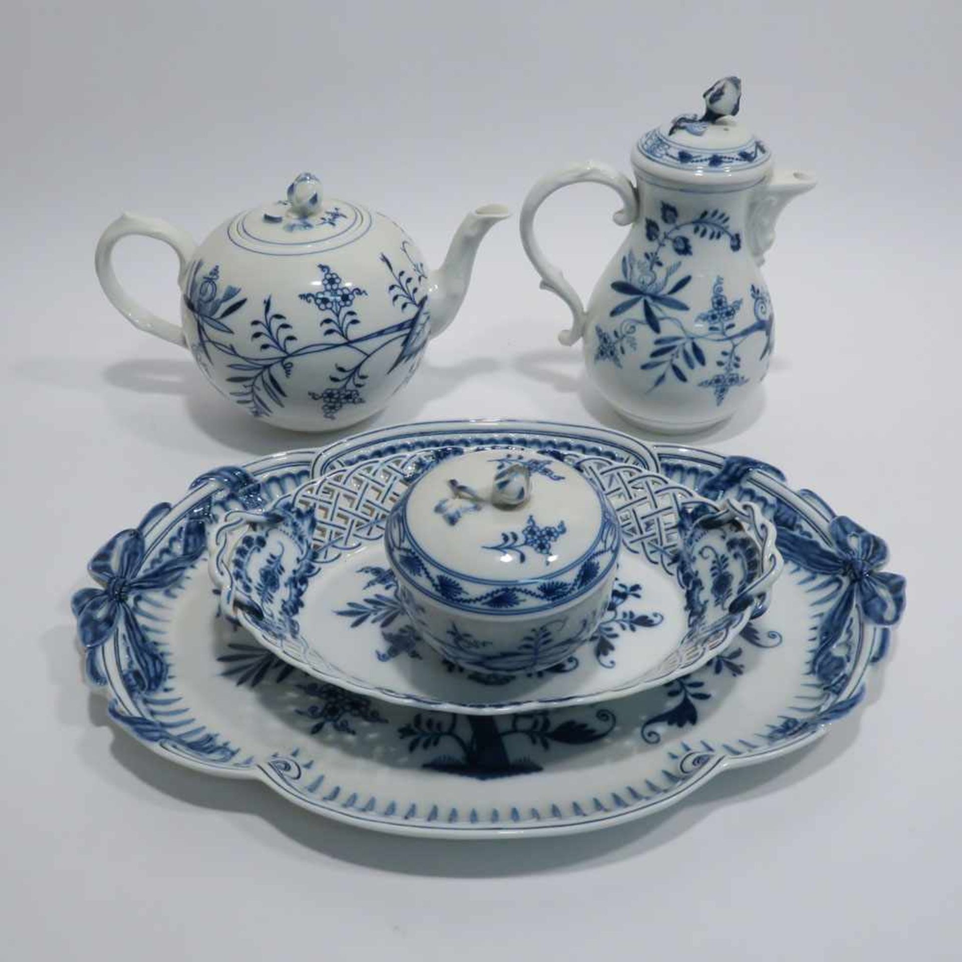 Kaffeeservice, 74tlg.Meissen, 1924 - 1933 u.a. Form überwiegend "Neuer Ausschnitt". Zwiebelmuster. - Bild 2 aus 6