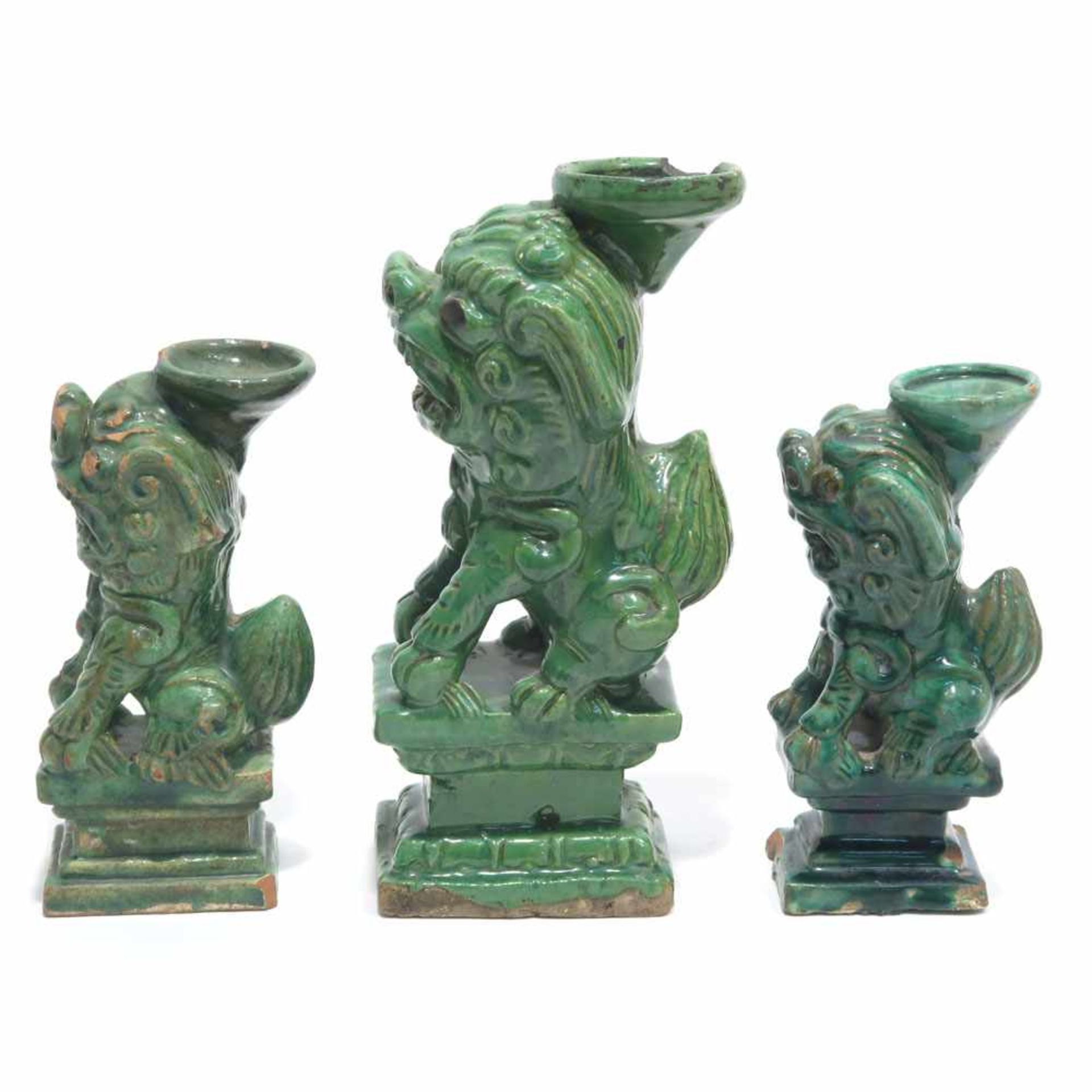 Drei Fo-HundeChina. Keramik, roter Scherben, grün glasiert. Best. H. 15,5 cm bis 21 cm.- - -26. - Bild 3 aus 4