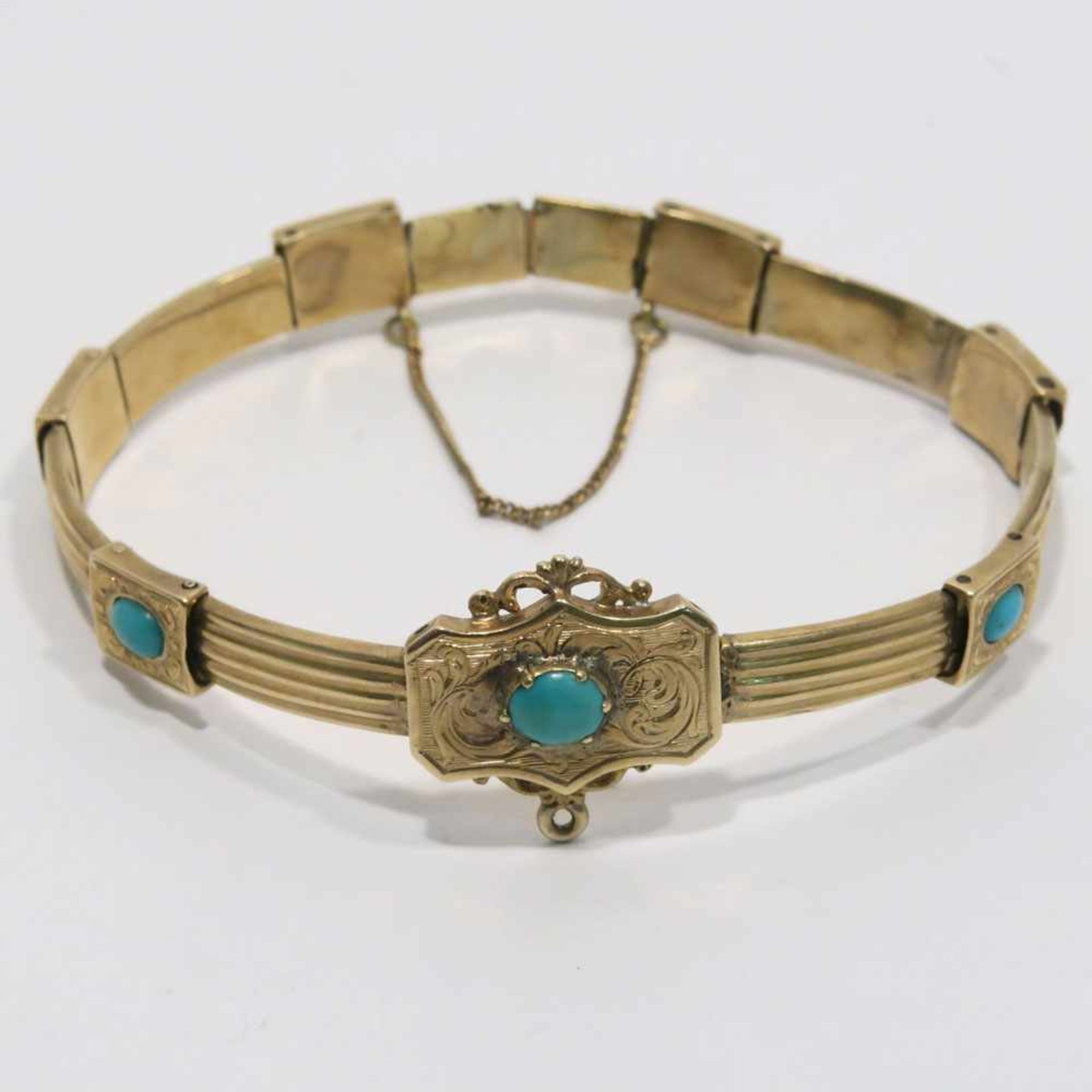 ArmbandUm 1860. 14 K GG, (geprüft). Mit sieben ovalen Türkis-Cabochons in gravierten Gliedern