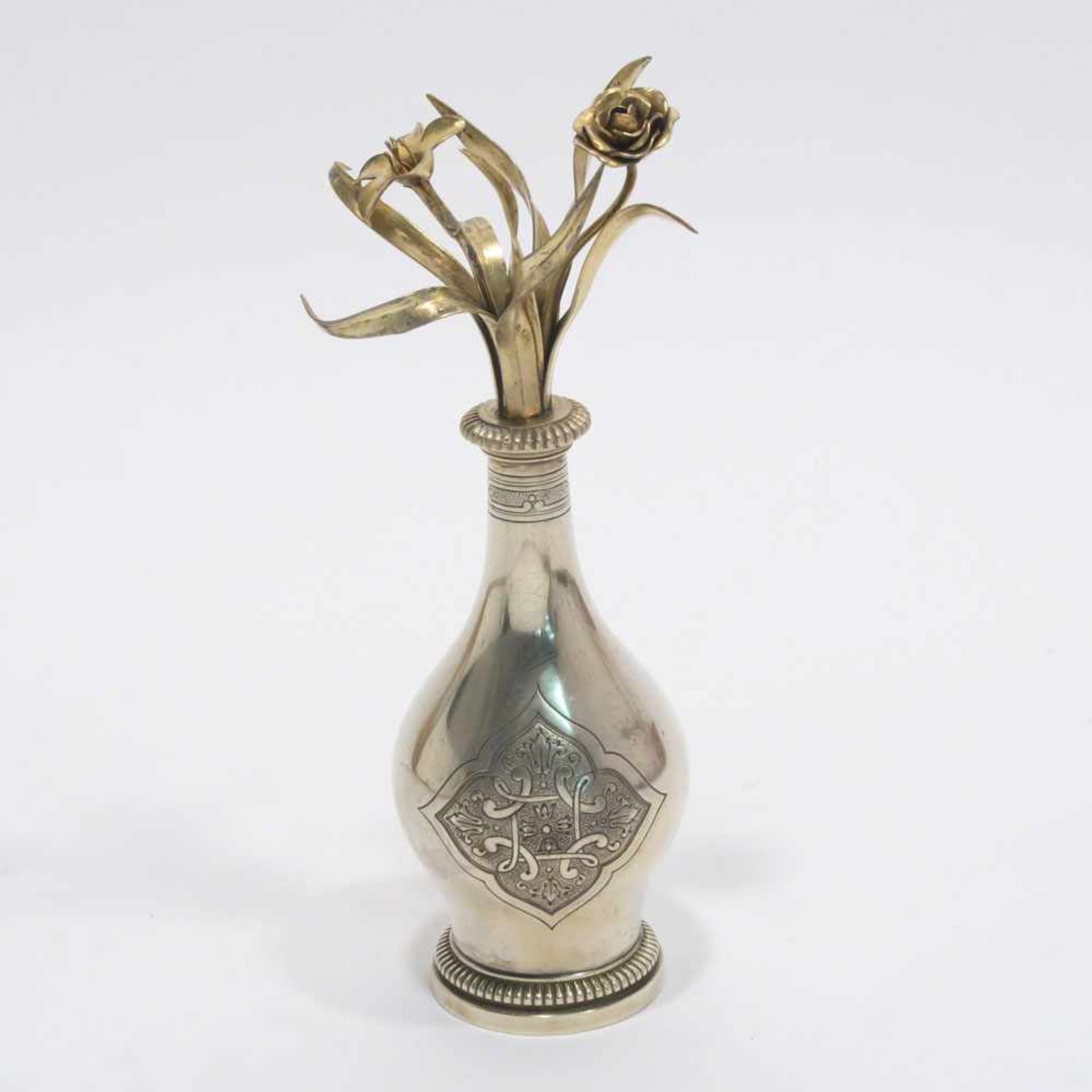 ParfümflakonFrankreich, um 1890. Silber u.a. Flakon in Form einer Vase mit engem Hals, gravierten