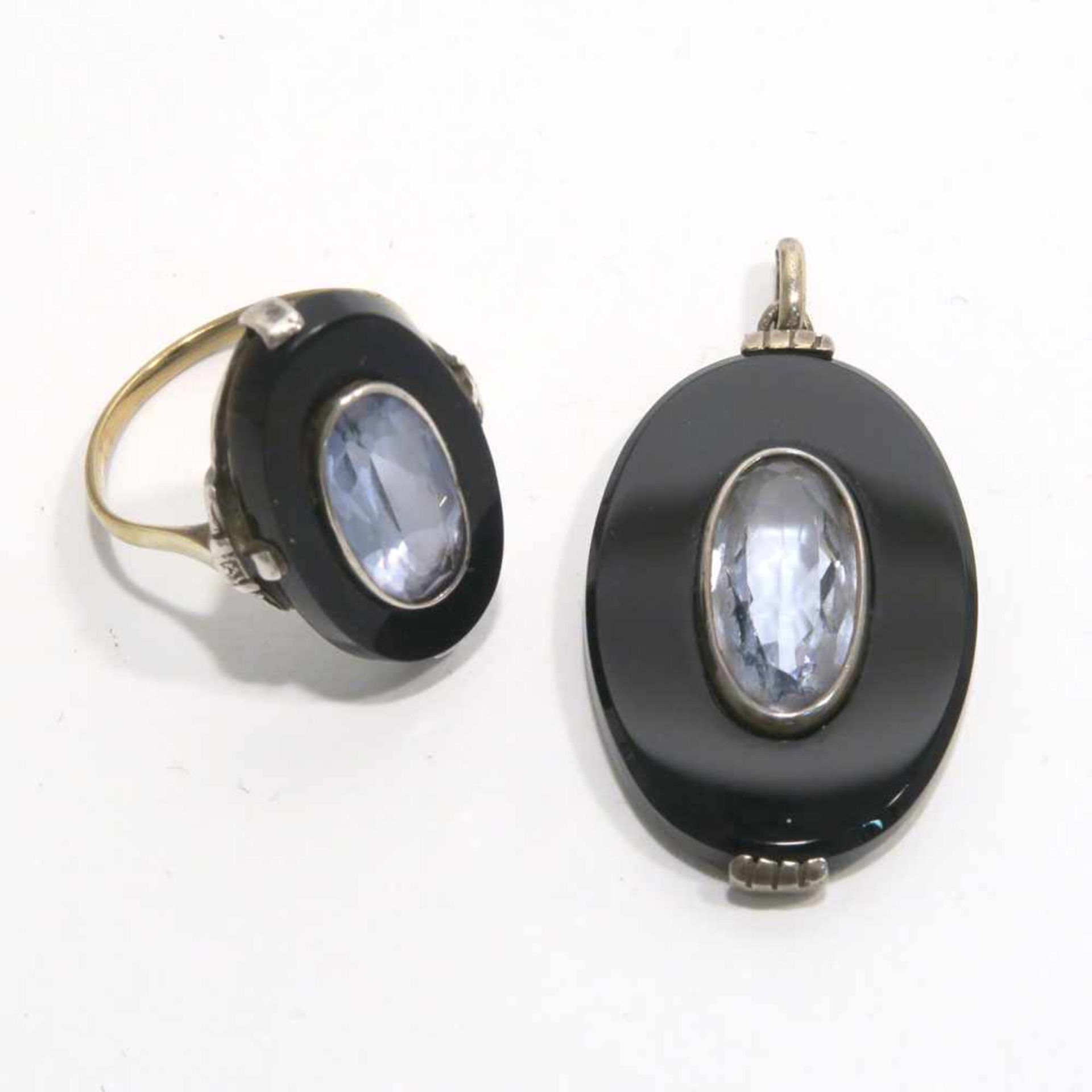 Ring und Anhänger8 K GG/WG bzw. Silber, Marken (333, 925). Je mit einem ovalen Onyx und mittig mit