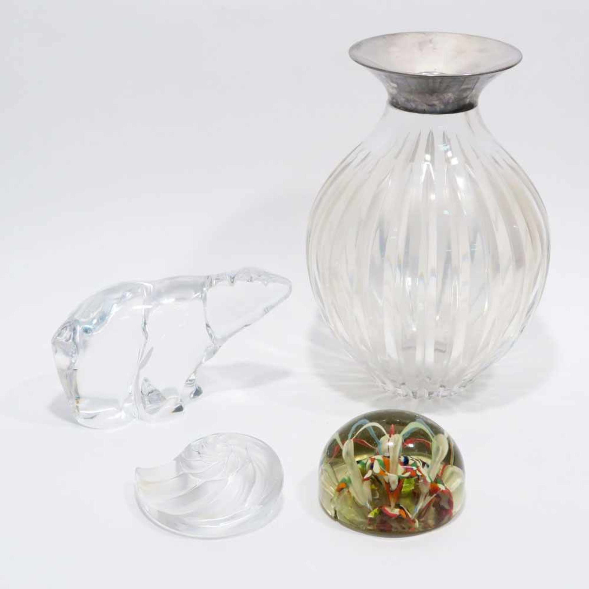 Eisbär, Vase, zwei PaperweightsFarbloses Glas, tlw. mattiert, tlw. mit polychromen