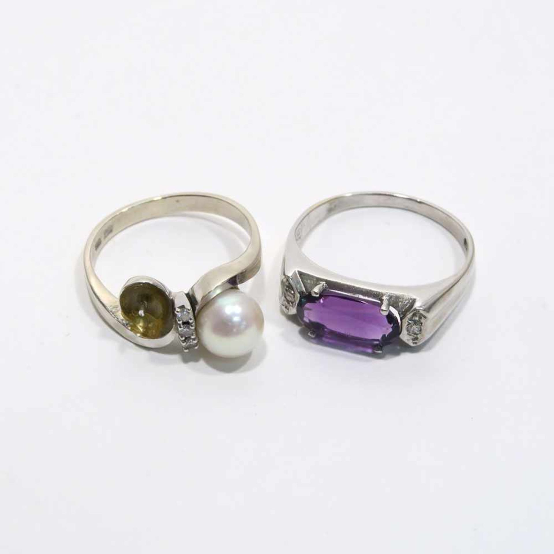 Zwei Ringe14 K WG, Marken (585). Mit Amethyst und Kleindiamanten bzw. mit einer Perle und wohl