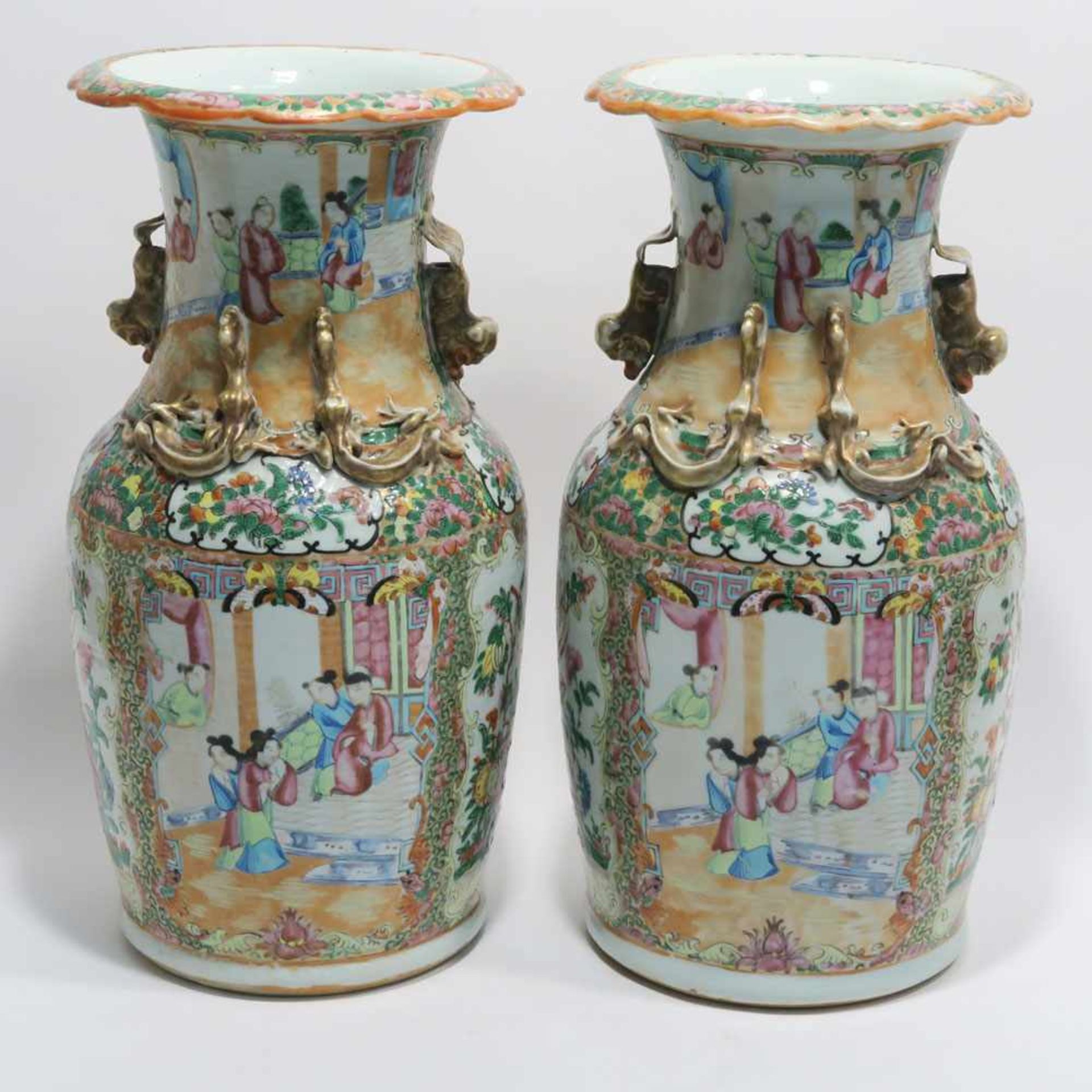 Ein Paar VasenChina. Porzellan, bunter Schmelzfarbendekor, Goldstaffage. Zwischen floralen Ranken - Bild 2 aus 4