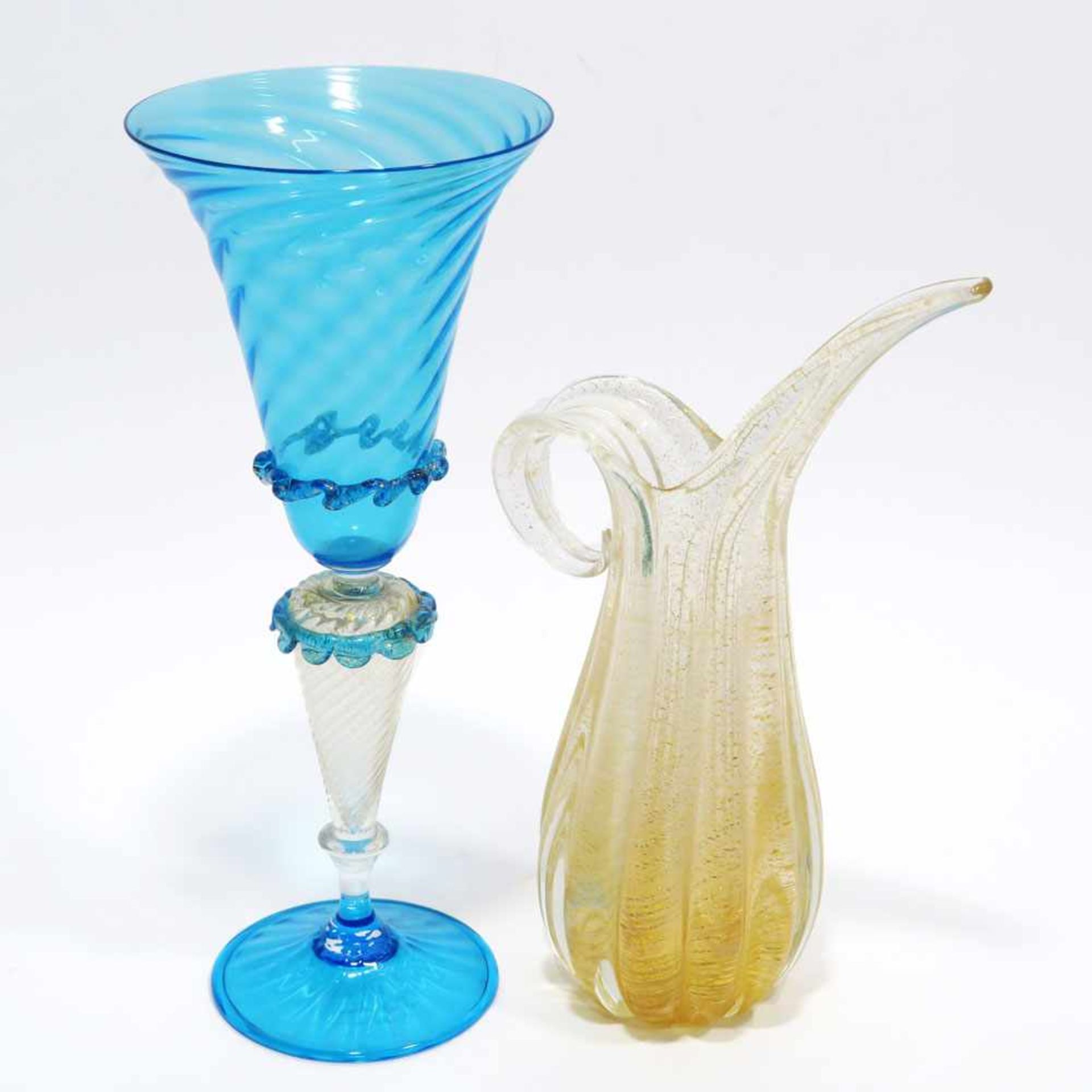 Kelchglas und kleine KaraffeWohl Murano. Farbloses bzw. blaues Glas, tlw. mit goldenen