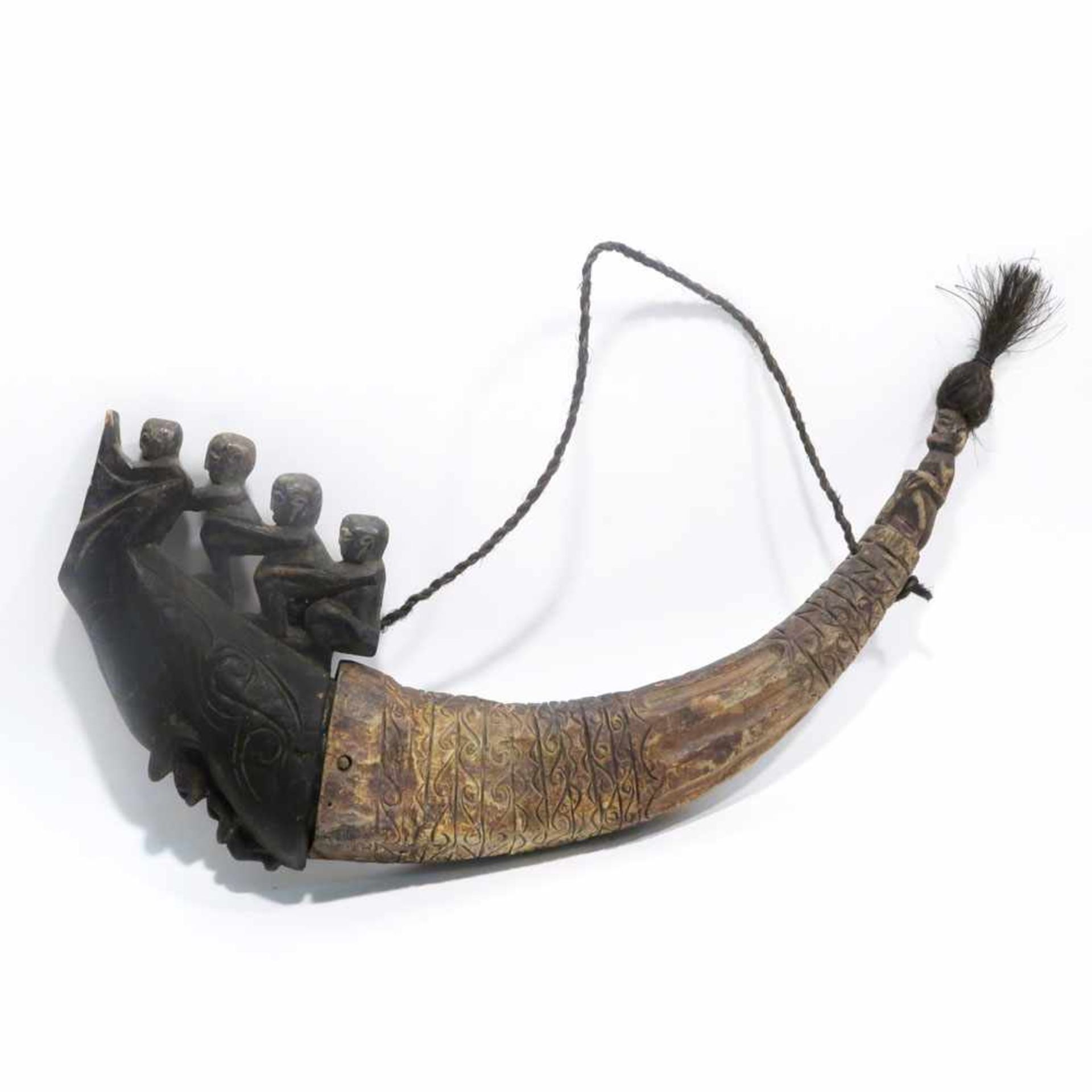 Naga morsarangToba Batak, Sumatra. Wasserbüffelhorn, Holz, Haar. Das Medizinhorn eines Datu (
