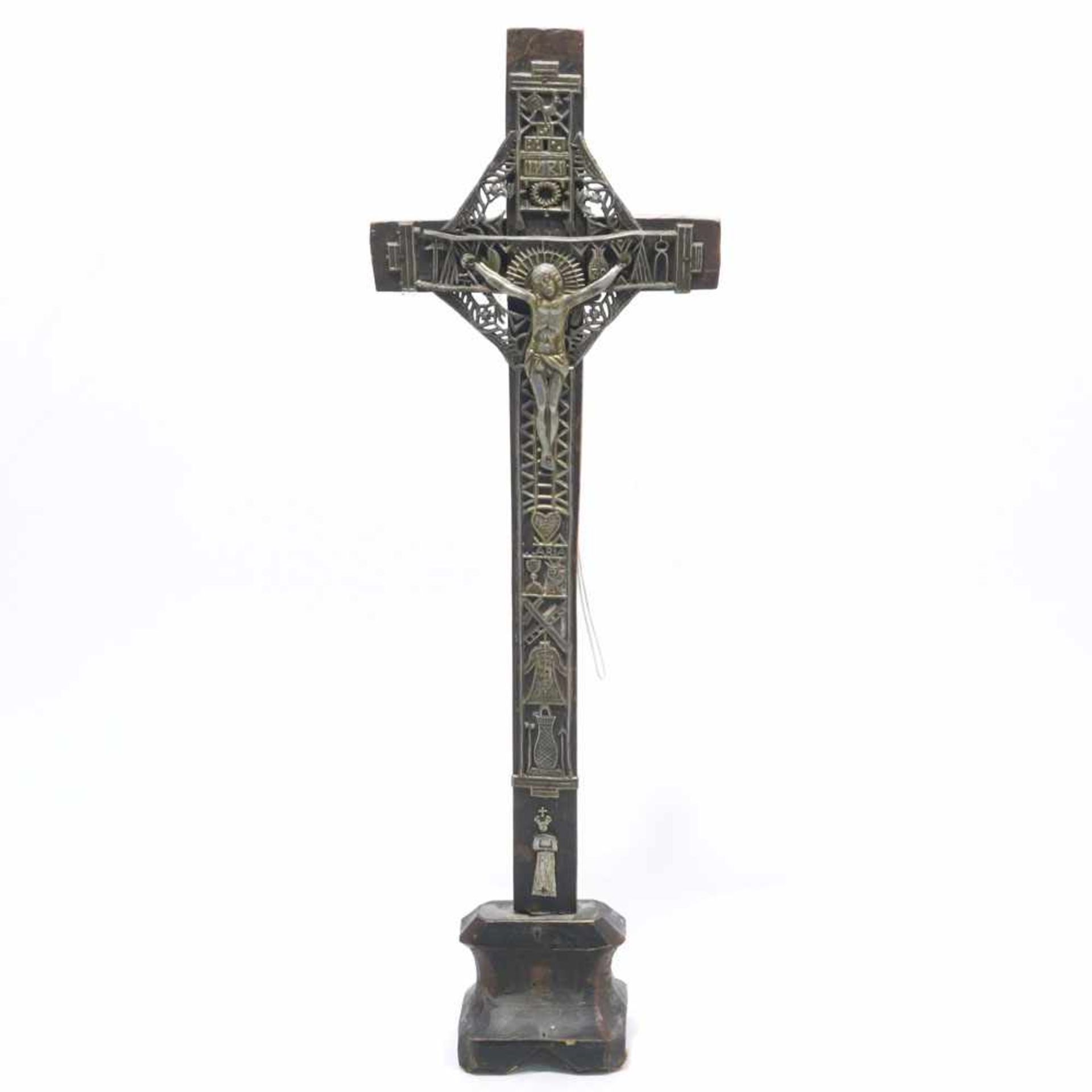 Standkruzifix19. Jh. Holzkreuz mit reliefierter und durchbrochen gearbeiteter Zinnapplikation.
