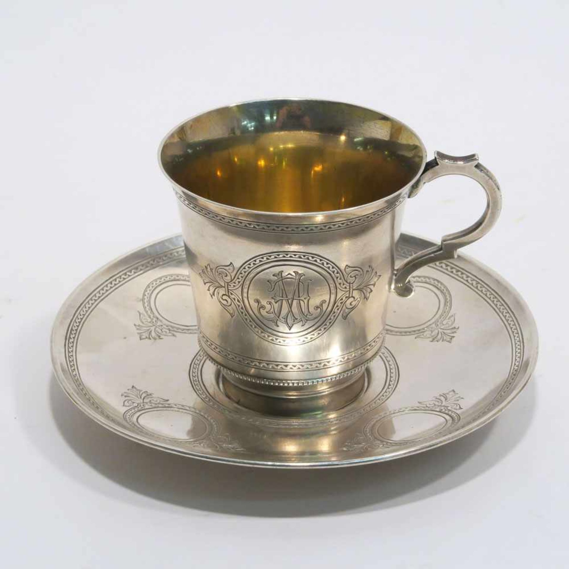 Tasse mit UntertasseMoskau, 1886/87. Silber, tlw. vergoldet. Zur Mündung hin ausschwingende Form auf