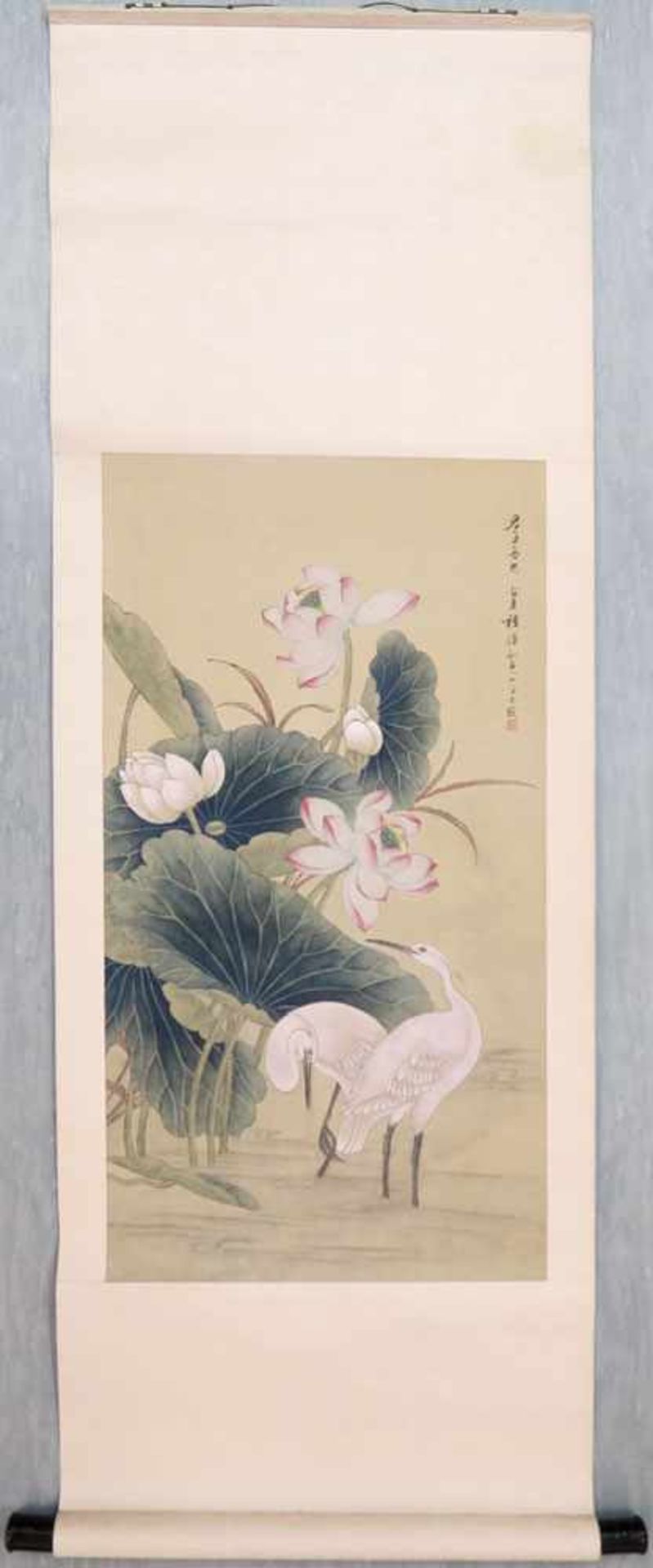 Rollbild: Zwei Reiher unter LotusblütenChina. Bez. BA: 77,5 x 41,5 cm. Gesamt: 145 x 50,5 cm.- - -
