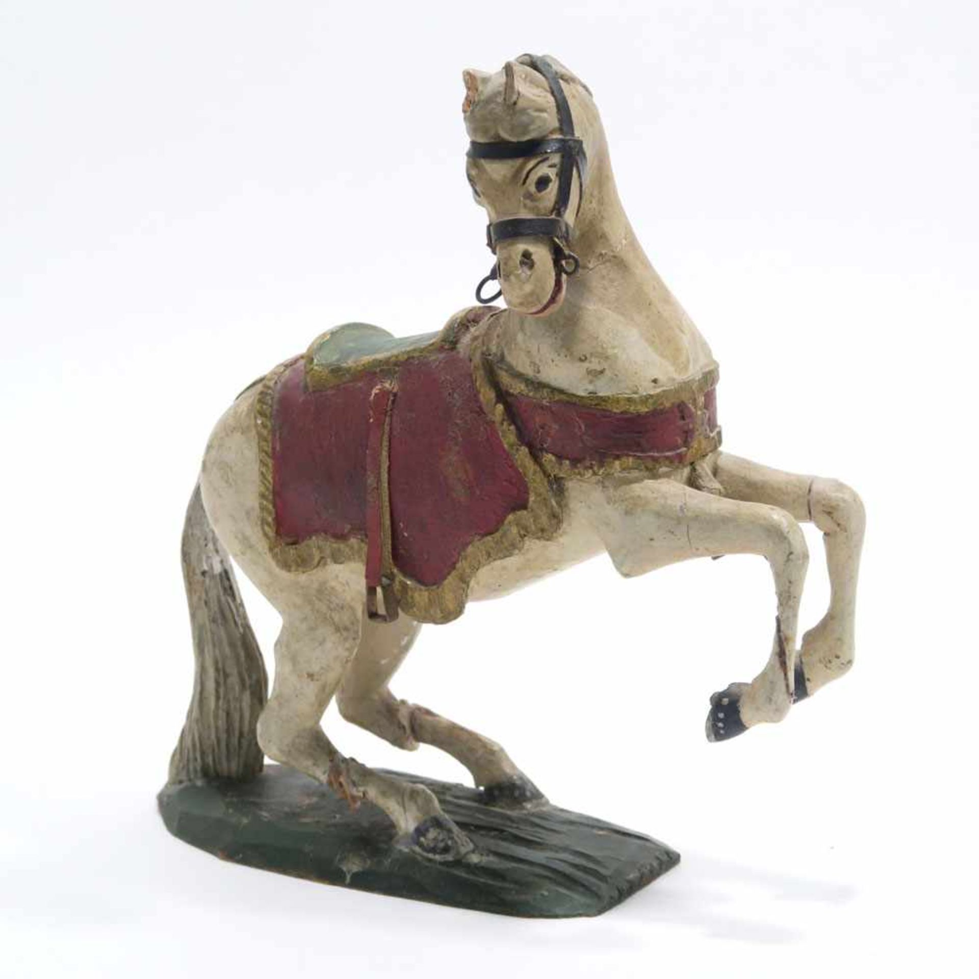 PferdWohl Gröden. Holz, geschnitzt, Farb- und Goldfassung, mit Leder. Rep., besch. H. 19,5 cm.- - -